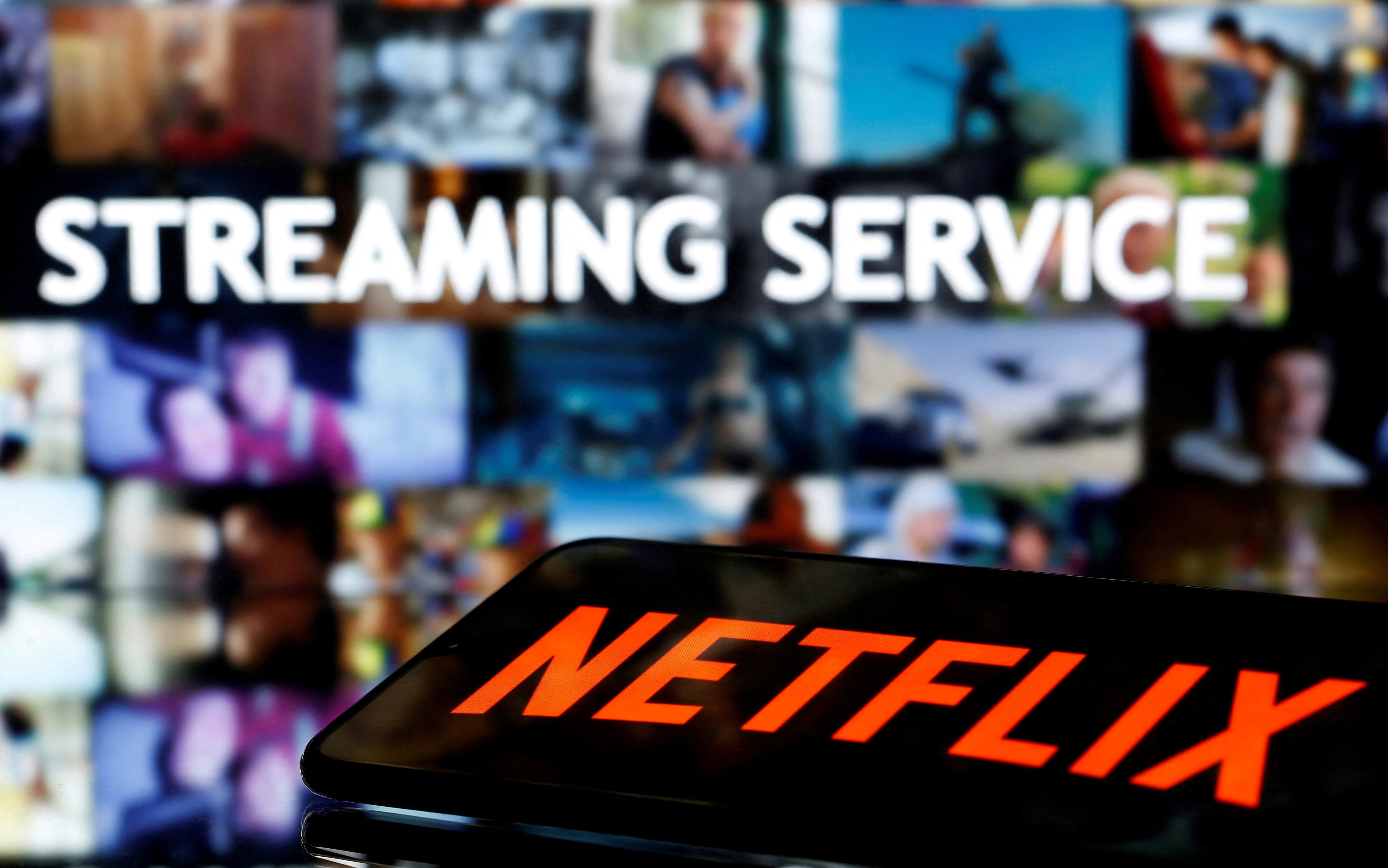 Netflix tiene una opción para descargar el contenido deseado y luego verlo sin necesidad de datos. (Foto: REUTERS/Dado Ruvic/Illustration//File Photo)