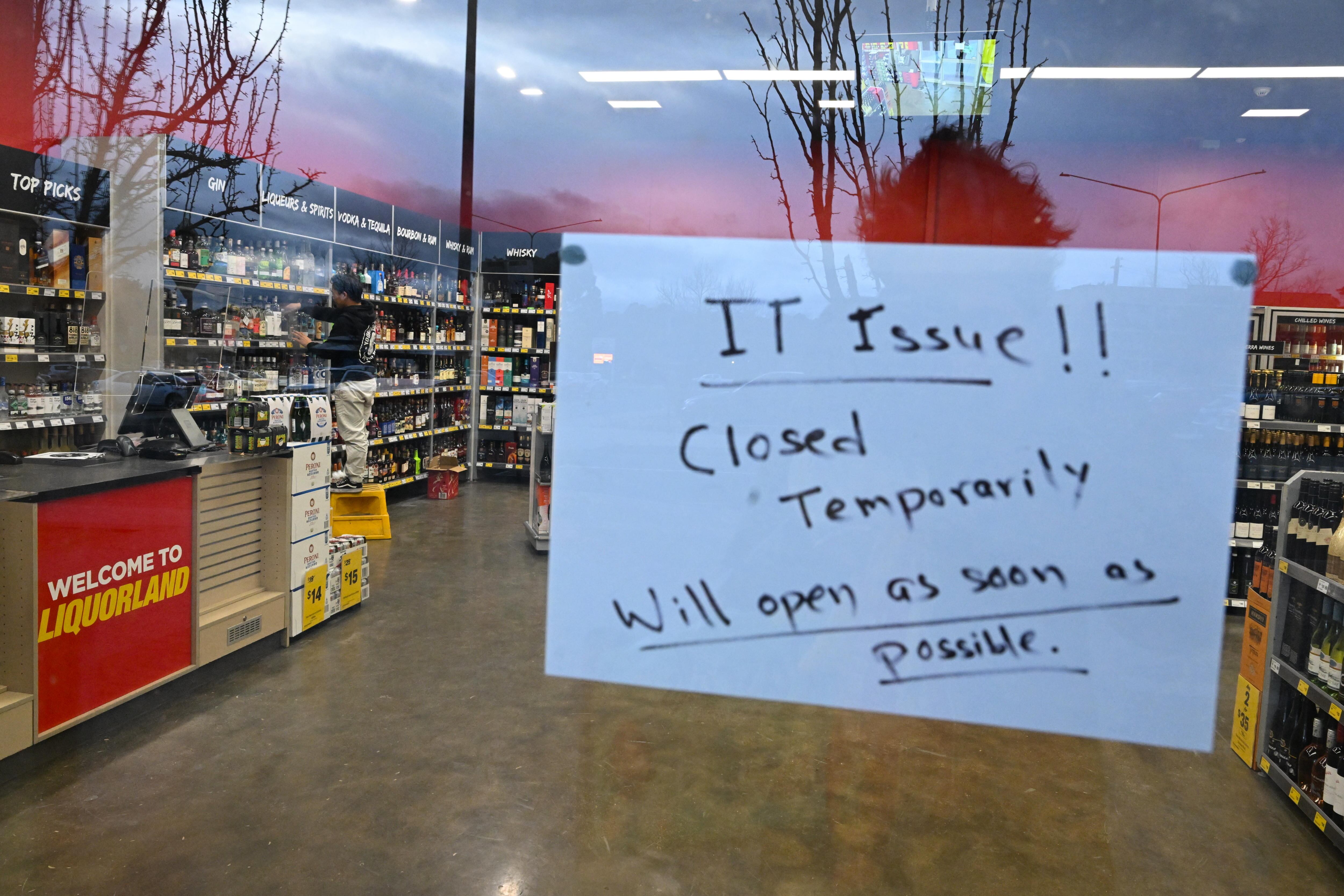 Una tienda en Camberra muestra un cartel advirtiendo de problemas informáticos que han afectado a numerosas empresas, incluidos aerolíneas y bancos, en Australia. Las autoridades australianas advirtieron de que se trata de un incidente a nivel global que a raíz de incidentes con programas de Microsoft y CrowdStrike (EFE)