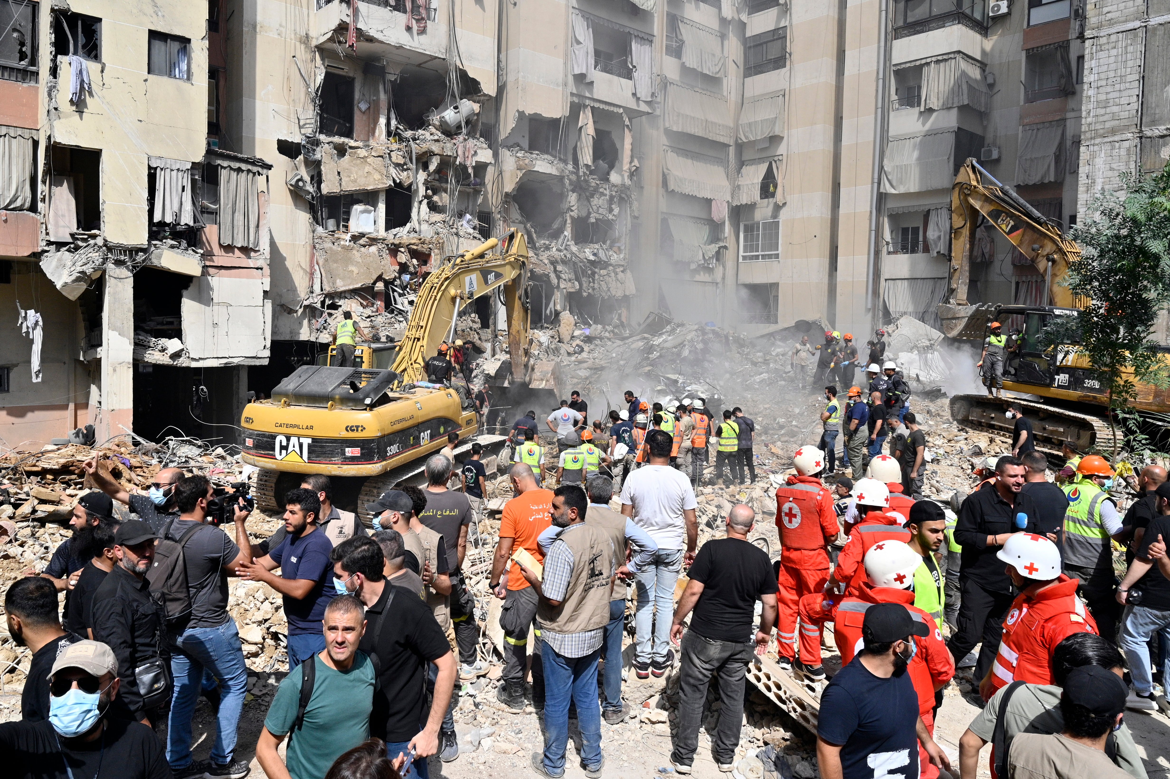 Prosigue la búsqueda de 23 desaparecidos tras ataque israelí a edificio residencial Beirut