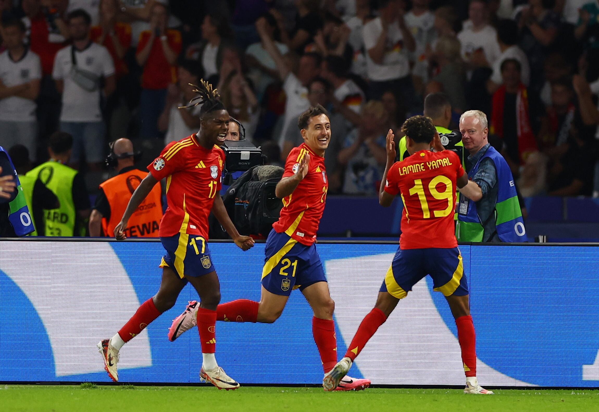 Los jugadores de España celebrando el gol de Mikel Oyazabal (REUTERS/Lee Smith)