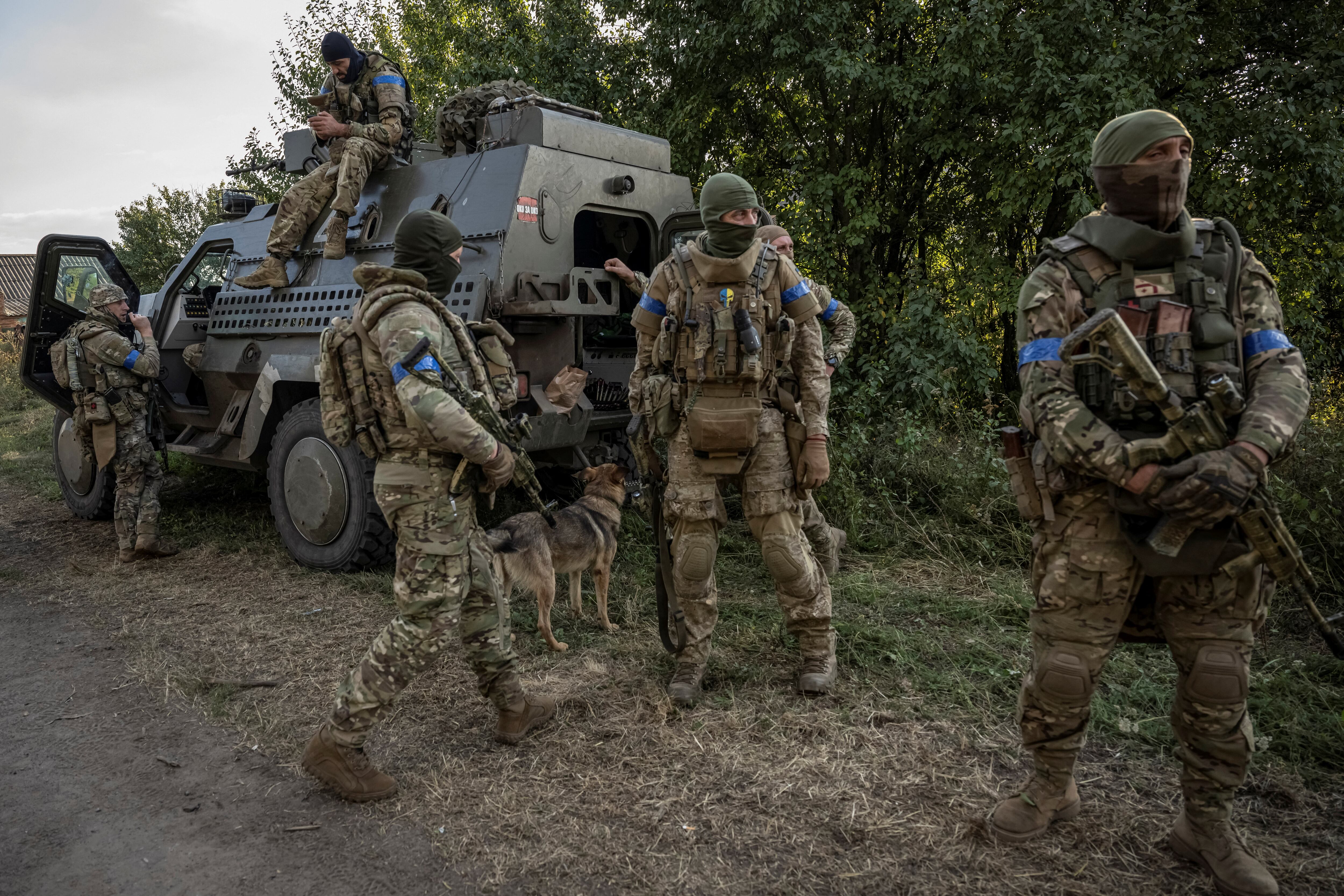 Militares ucranianos junto a un vehículo blindado cerca de la frontera rusa en la región de Sumy, Ucrania (REUTERS/Viacheslav Ratynskyi)