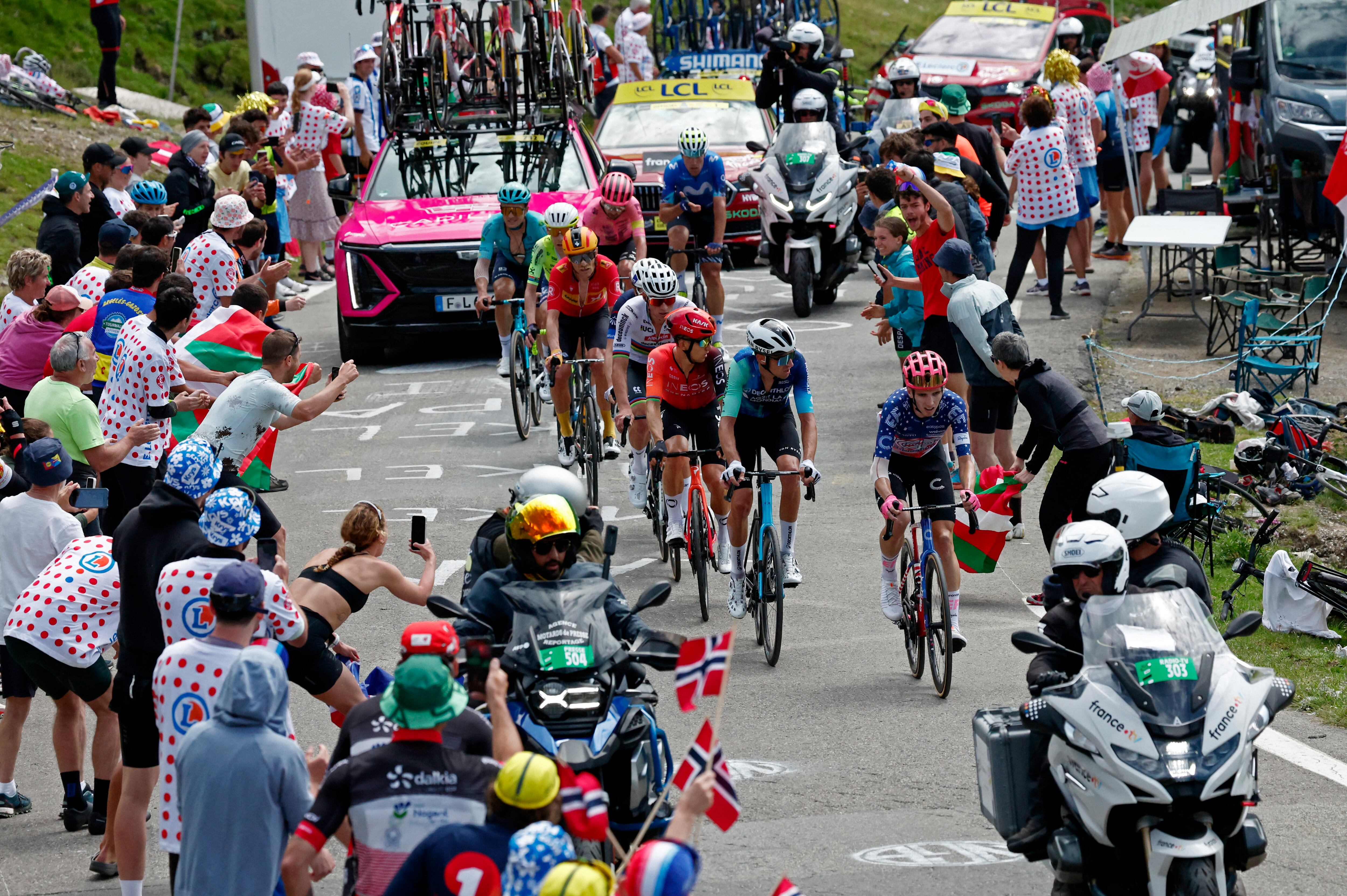 Magnus Cort del Uno-X Mobility en acción durante la etapa 14 del Tour de Francia 2024 - crédito Stephane Mahe/REUTERS