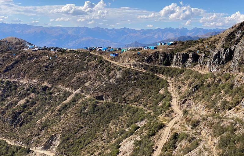 FOTO DE ARCHIVO: Una vista muestra una vivienda improvisada cerca de un área donde cientos de mineros artesanales han encontrado una rica veta de cobre, en las colinas de Tapairihua en los Andes de Perú. 18 de octubre, 2022. REUTERS/Marco Aquino/Archivo