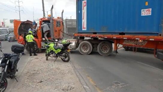 Autoridades acudieron al punto para atender el incidente en Fontibón - crédito @BogotaTransito/X