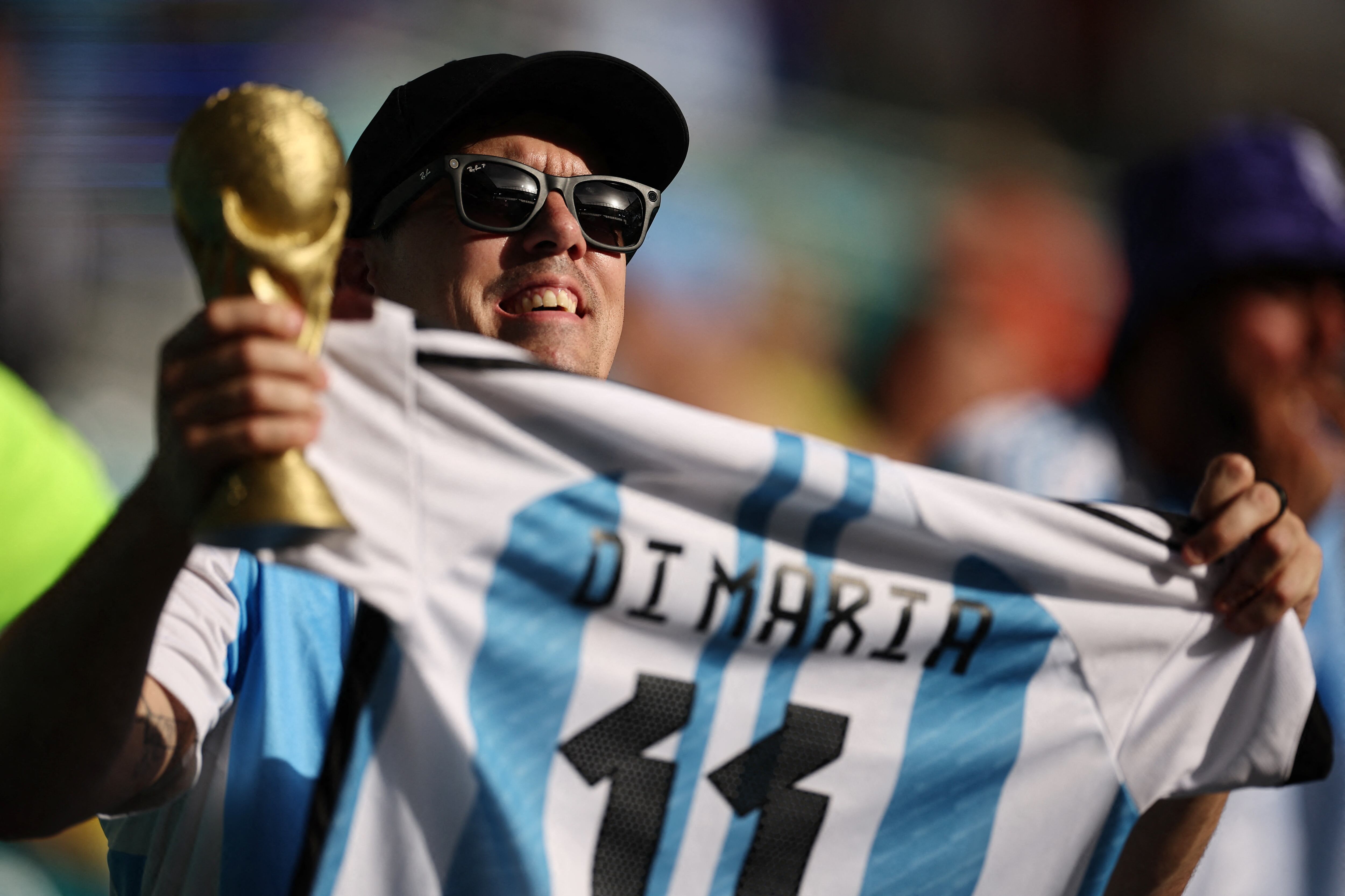 El hincha con la camiseta de Di María (REUTERS/Agustín Marcarian)