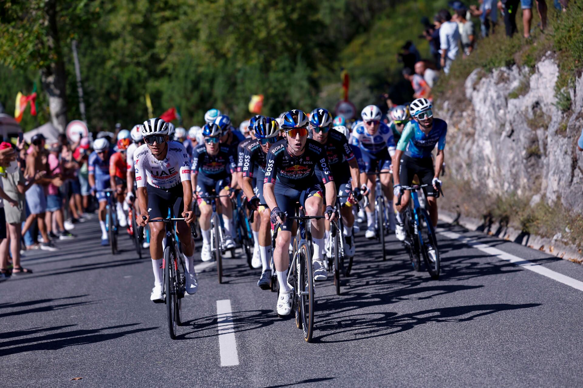 El pelotón ciclista durante la segunda etapa de la Vuelta a España (EFE/Javier Lizón)