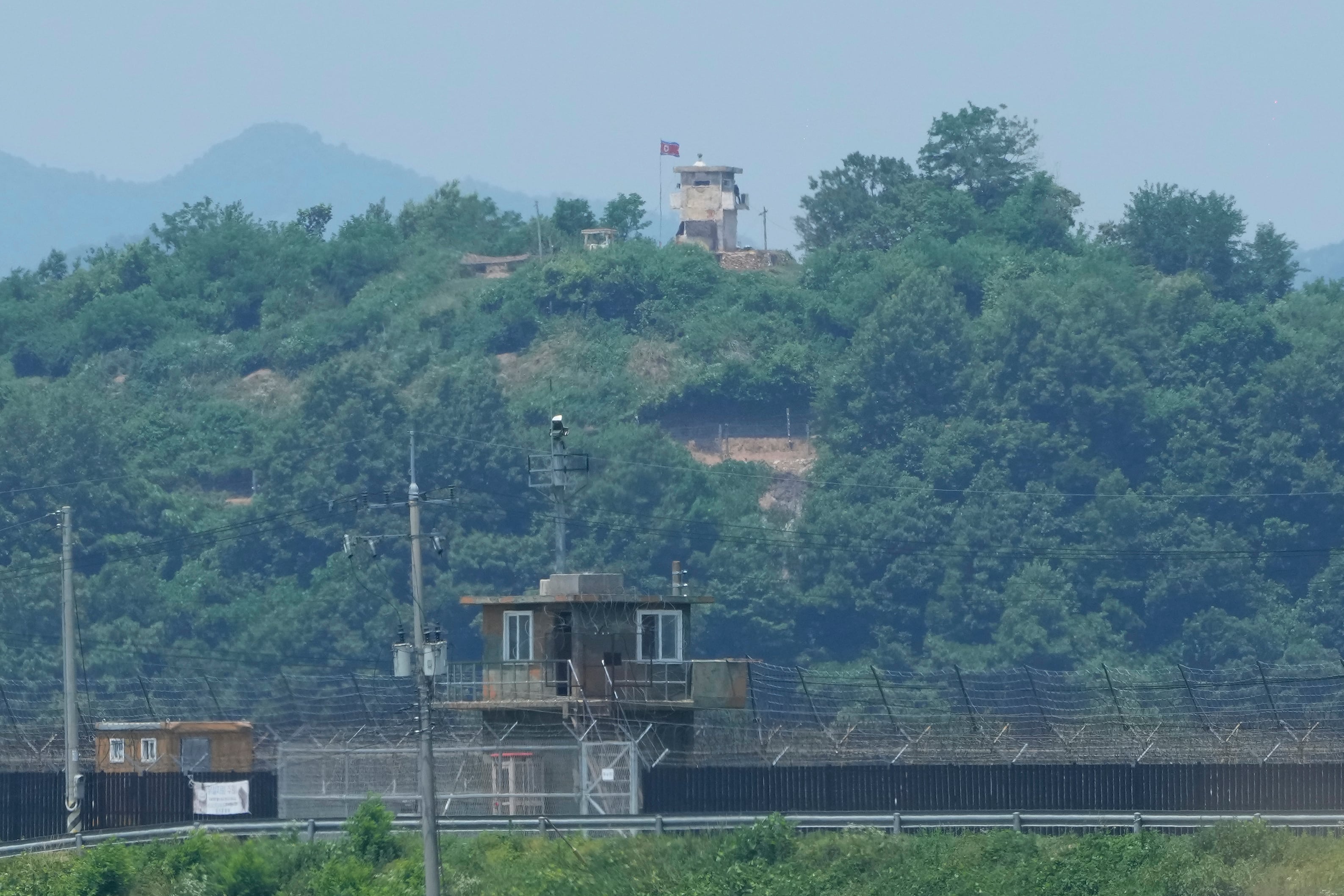 Un puesto de vigilancia fronteriza militar de Corea del Norte, en la parte superior de la imagen, y un puesto surcoreano, en la parte inferior, el martes 18 de junio de 2024, vistos desde Paju, Corea del Sur. (AP Foto/Ahn Young-joon, Archivo)