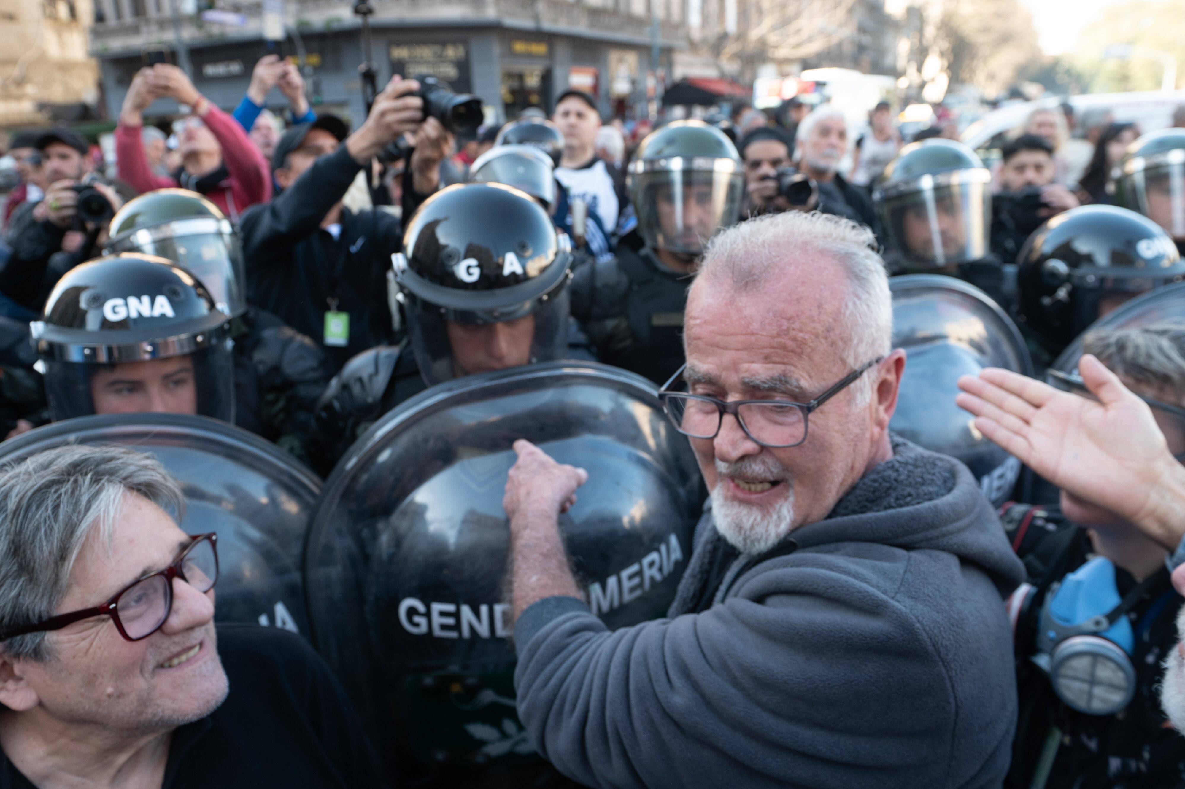 Organizaciones sociales marchan al congreso en contra del veto a la ley de movilidad jubilatoria