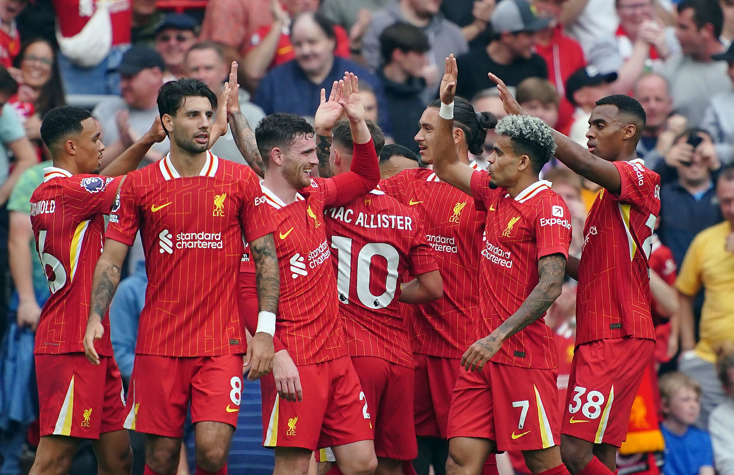 El colombiano Luis Diaz del Liverpool celebra tras anotar el segundo tanto de su equipo en el triunfo en la Liga Premier ante el Bournemouth el sábado 21 de septiembre del 2024. (Peter Byrne/PA via AP)