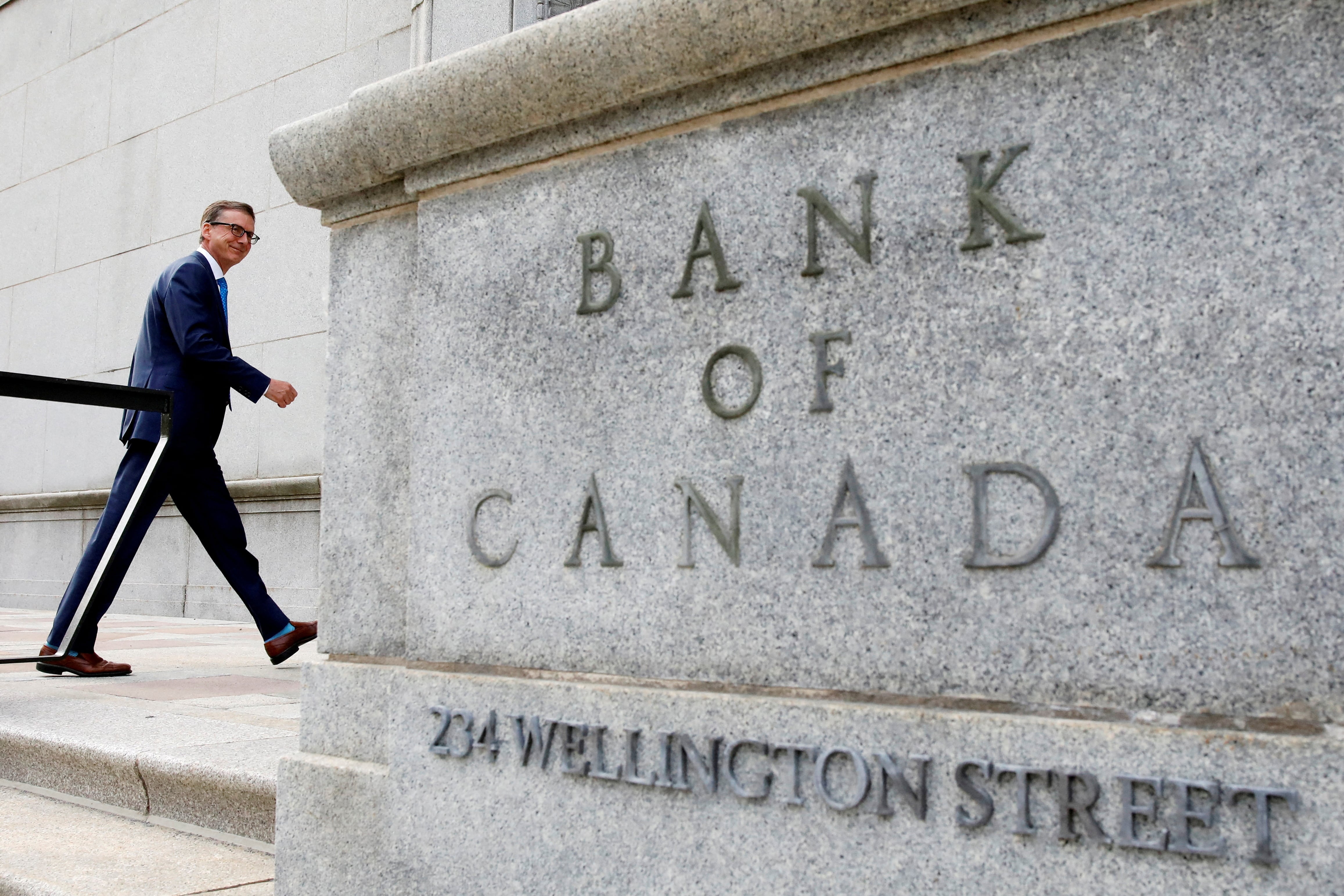 FILE PHOTO: Governor of the Bank of Canada Tiff Macklem walks outside the Bank of Canada building in Ottawa, Ontario, Canada June 22, 2020. REUTERS/Blair Gable//File Photo