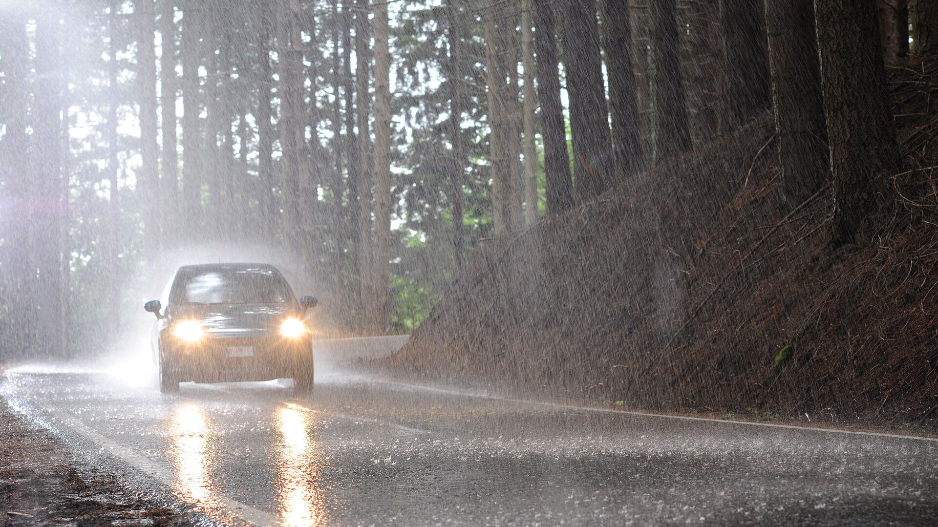 En momentos con tempestad que dificultan visualizar el camino no se debe acelerar al conducir. (Foto: Shutterstock)