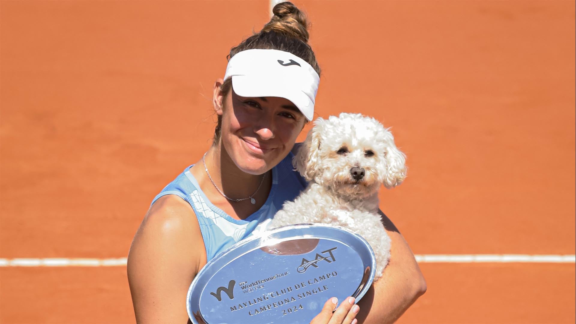 Solana Sierra y Tino su mascota que la acompaña en los torneos en Argentina