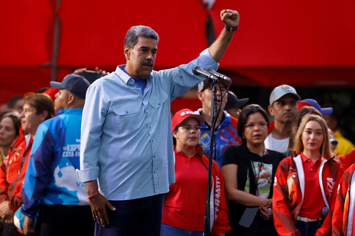 Nicolás Maduro saluda durante su acto de cierre electoral en Caracas (Venezuela)