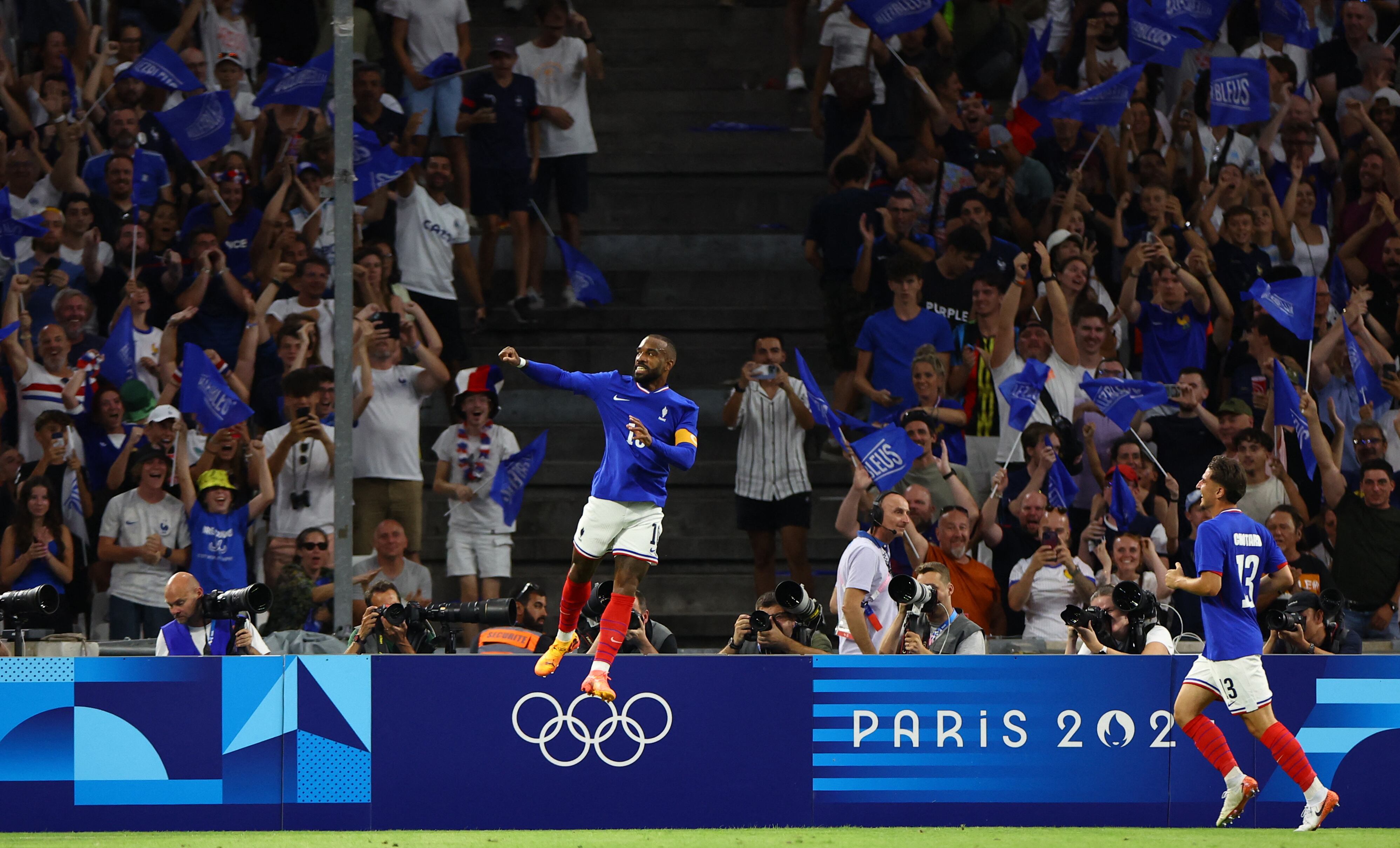 Alexandre Lacazette, una de las figuras del seleccionado de Francia, celebra el gol que abrió el marcador para su equipo ante Estados Unidos en la primera jornada de los Juegos Olímpicos (REUTERS/Luisa Gonzalez)