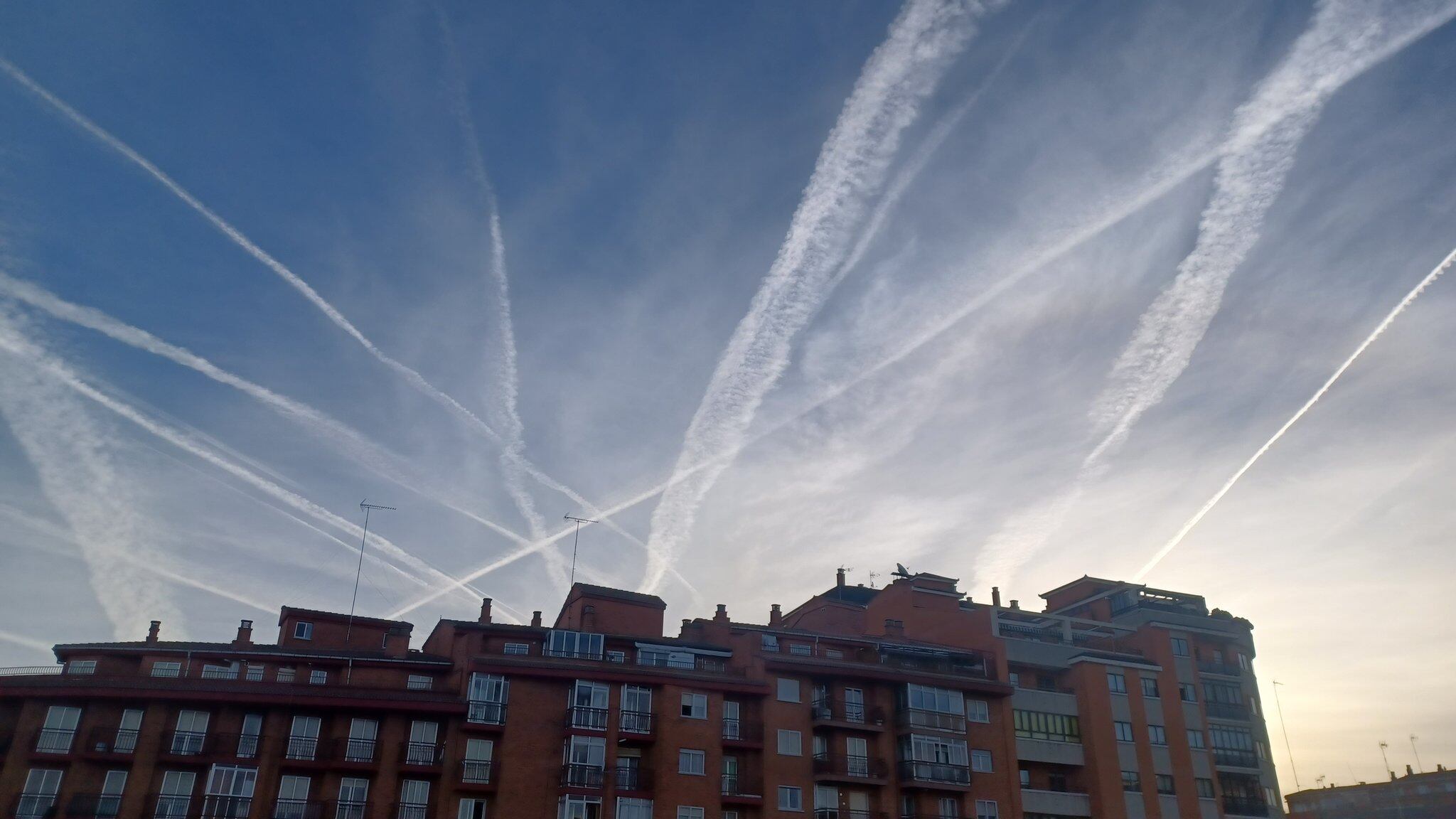 Las estelas que dejan los aviones en el aire en una foto tomada en Zamora