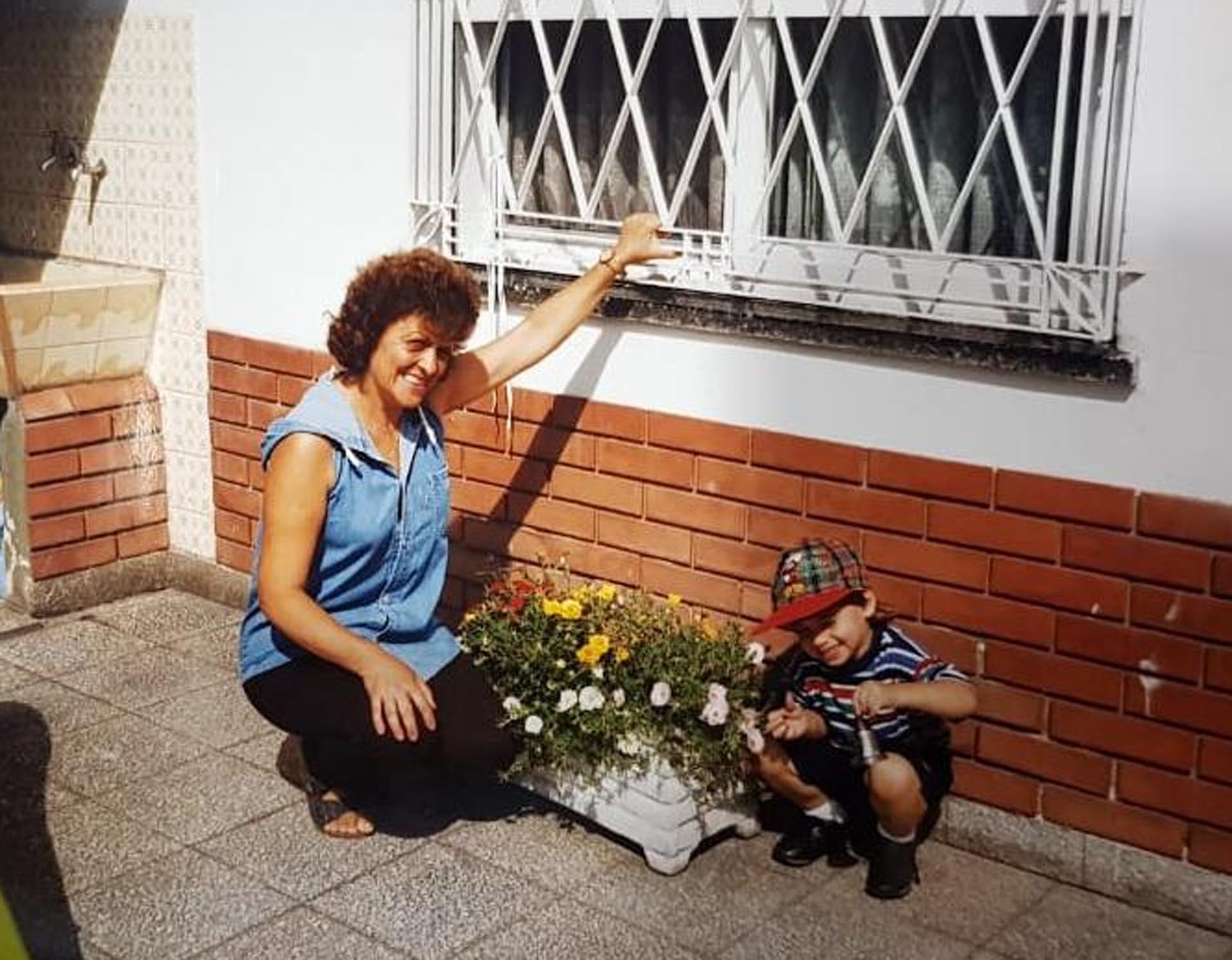 Nico Occhiato junto a su abuela cuando era chico 