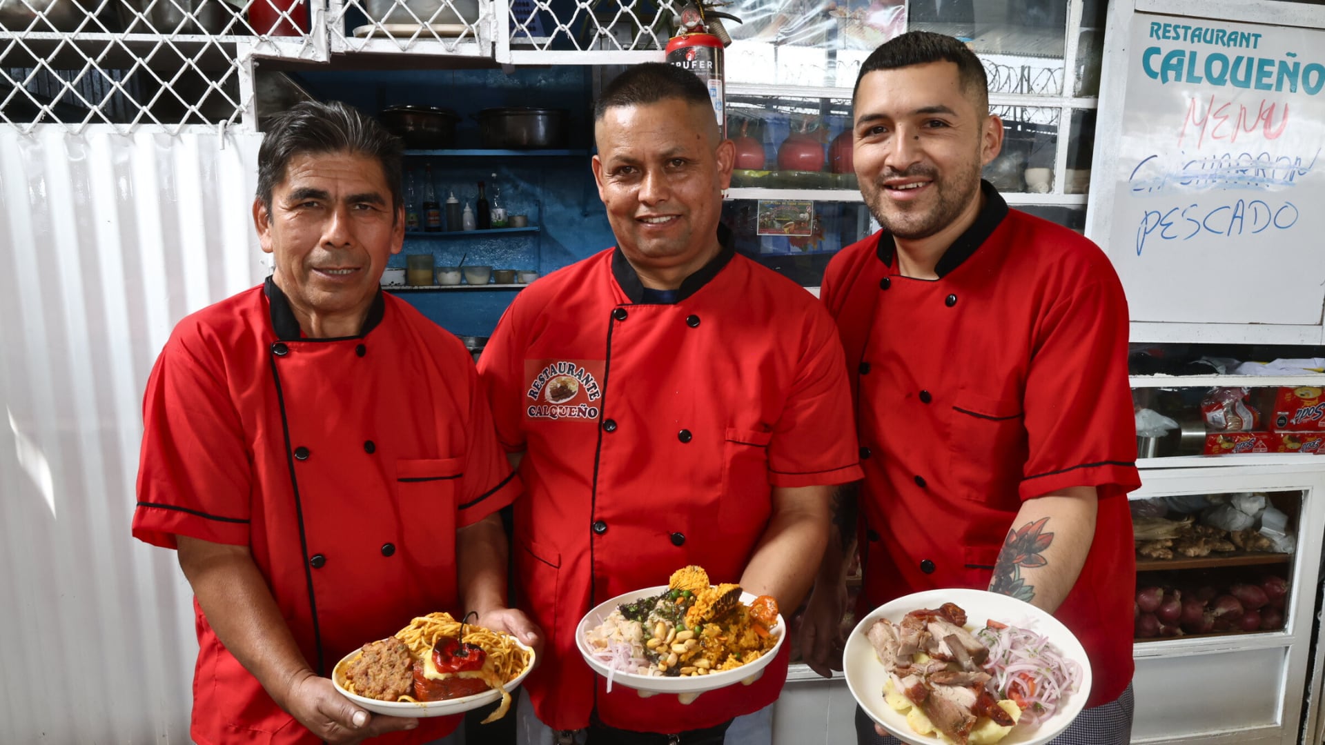 Los internos del penal Castro Castro exhiben orgullosamente sus creaciones gastronómicas en los economatos.
Foto: Paula Elizalde.