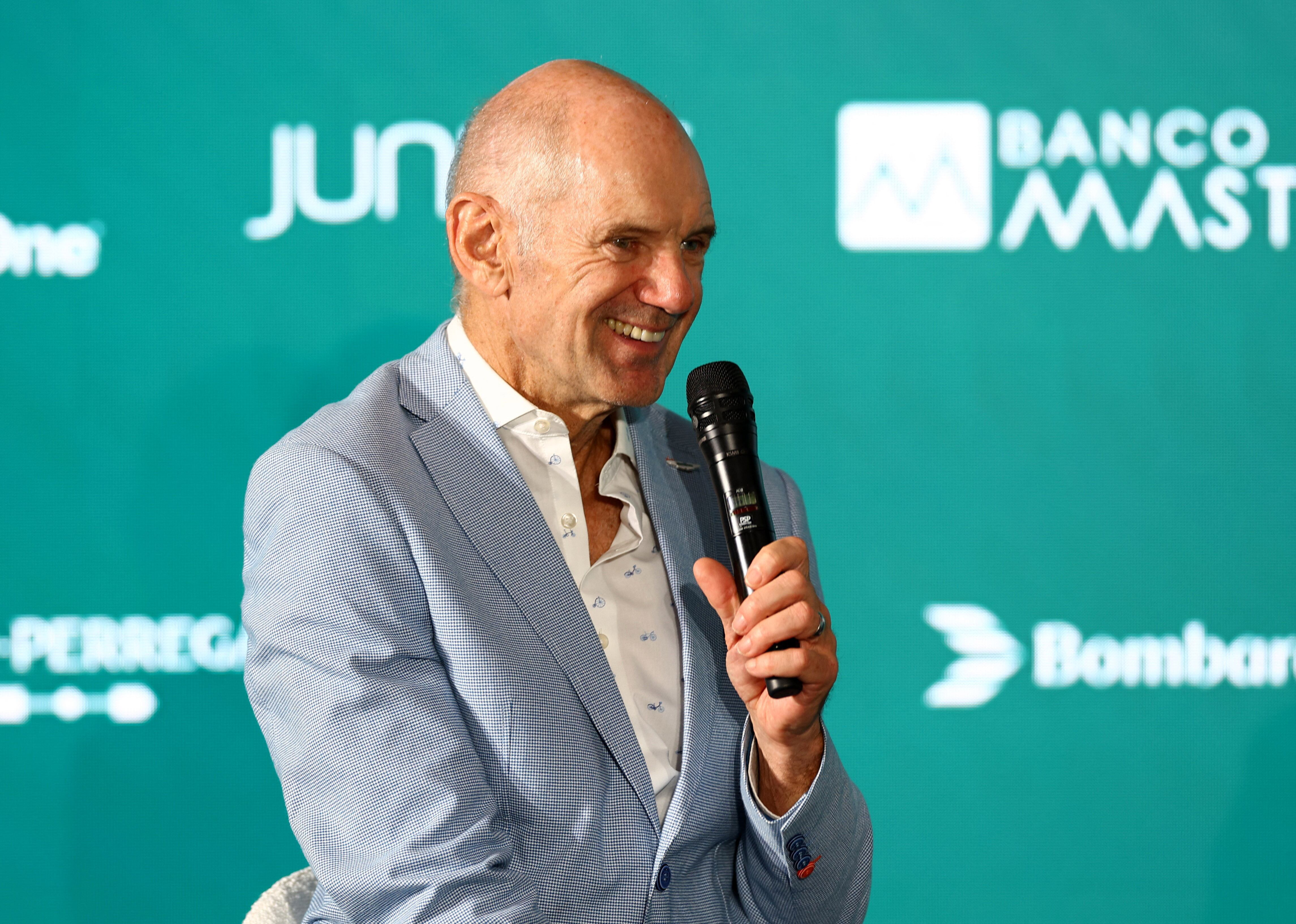 Adrian Newey durante la conferencia de prensa de presentación como flamante incorporación de Aston Martin (Reuters/Andrew Boyers)