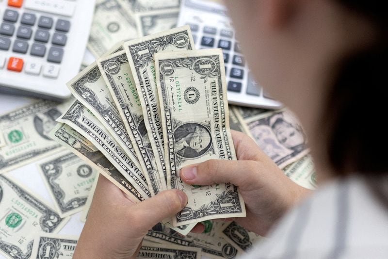 En la jornada del 25 de junio, el dólar tocó una cotización mínima de $4.060,60 crédito Dado Ruvic/Reuters