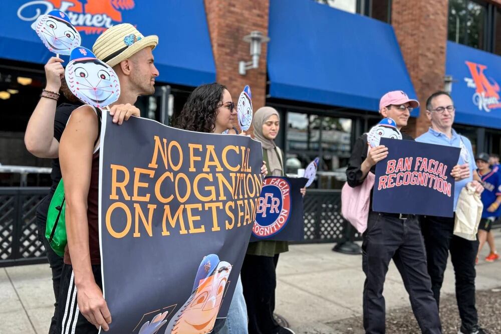 Activistas protestaron frente a Citi Field en Nueva York contra el uso de escáneres faciales para la venta de entradas y la recolección de datos biométricos. (Kat Tenbarge/NBC News)