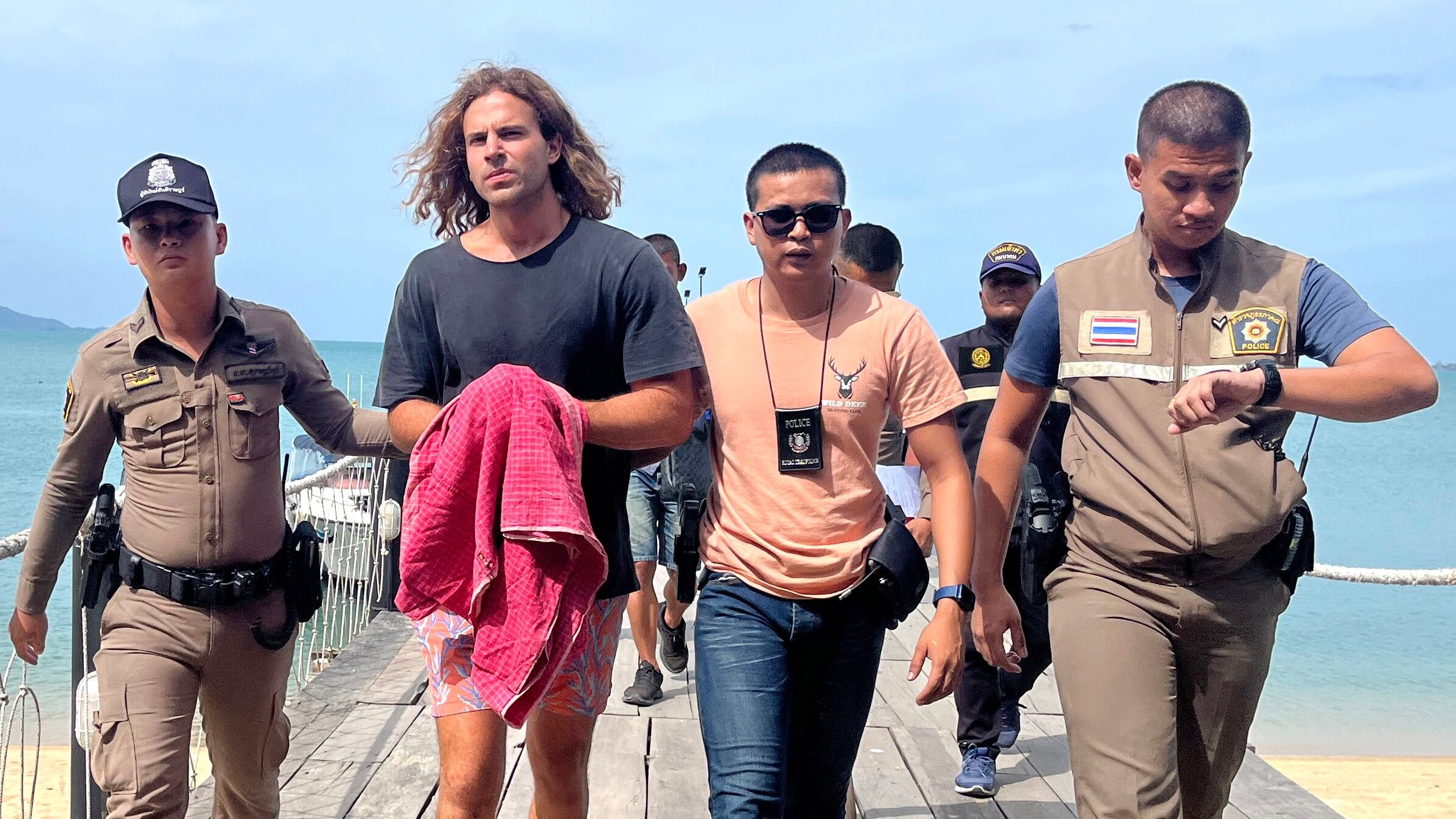 Koh Phangan (Thailand), 07/08/2023.- A Spanish chef alleged murder suspect Daniel Jeronimo Sancho Bronchalo (2-L), is escorted by Thai police officers as they arrive at a port before going to the court in Koh Samui island, southern Thailand, 07 August 2023. Thai police arrested a 29-year-old Spanish nationality Daniel Jeronimo Sancho Bronchalo accused of killing a Colombian surgeon Edwin Arrieta Arteaga and dismembering his body before dumping some parts in a rubbish dump and other parts including his head in the sea, police said. (España, Tailandia) EFE/EPA/SOMKEAT RUKSAMAN
KOH PHANGAN (TAILANDIA), 07/08/2023.- El chef español Daniel Jerónimo Sancho, hijo del actor Rodolfo Sancho, es escoltado por la policía tailandesa en el puerto de la isla Koh Samui, en Tailandia, de camino a los juzgados. El joven de 29 años ha sido acusado de asesinar al cirujano colombiano Edwin Arrieta Arteaga y de desmembrar su cuerpo para luego depositar las partes en el vertedero y en el mar, según datos policiales. EFE/Somkeat Ruksaman