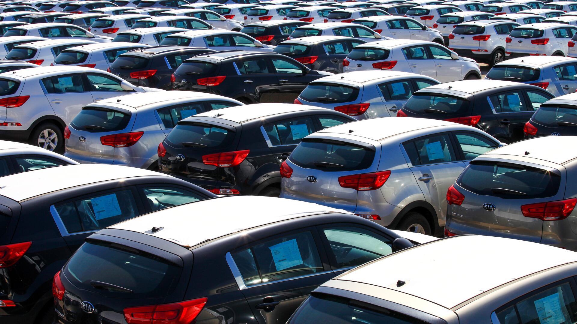 Los autos importados desde fuera de la región pagan 35% de arancel, 17,5% de impuesto PAIS, y 20% ó 35% de impuesto interno según su categoría. (Getty Images)