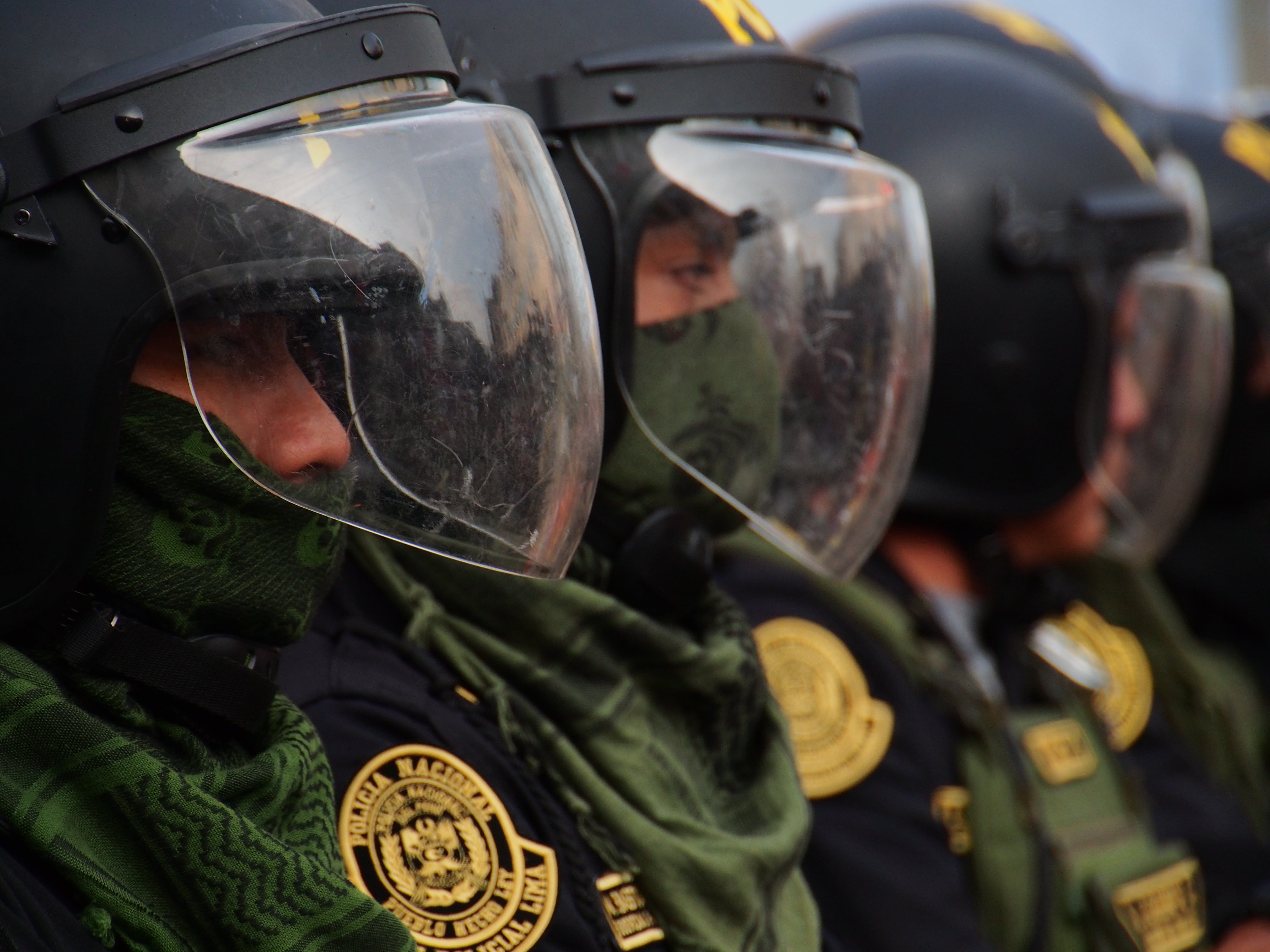 Un destacamento policial custodia las plazas cuando miles de sindicalistas, en su mayoría trabajadores de la construcción, salieron nuevamente a las calles de Lima para protestar
