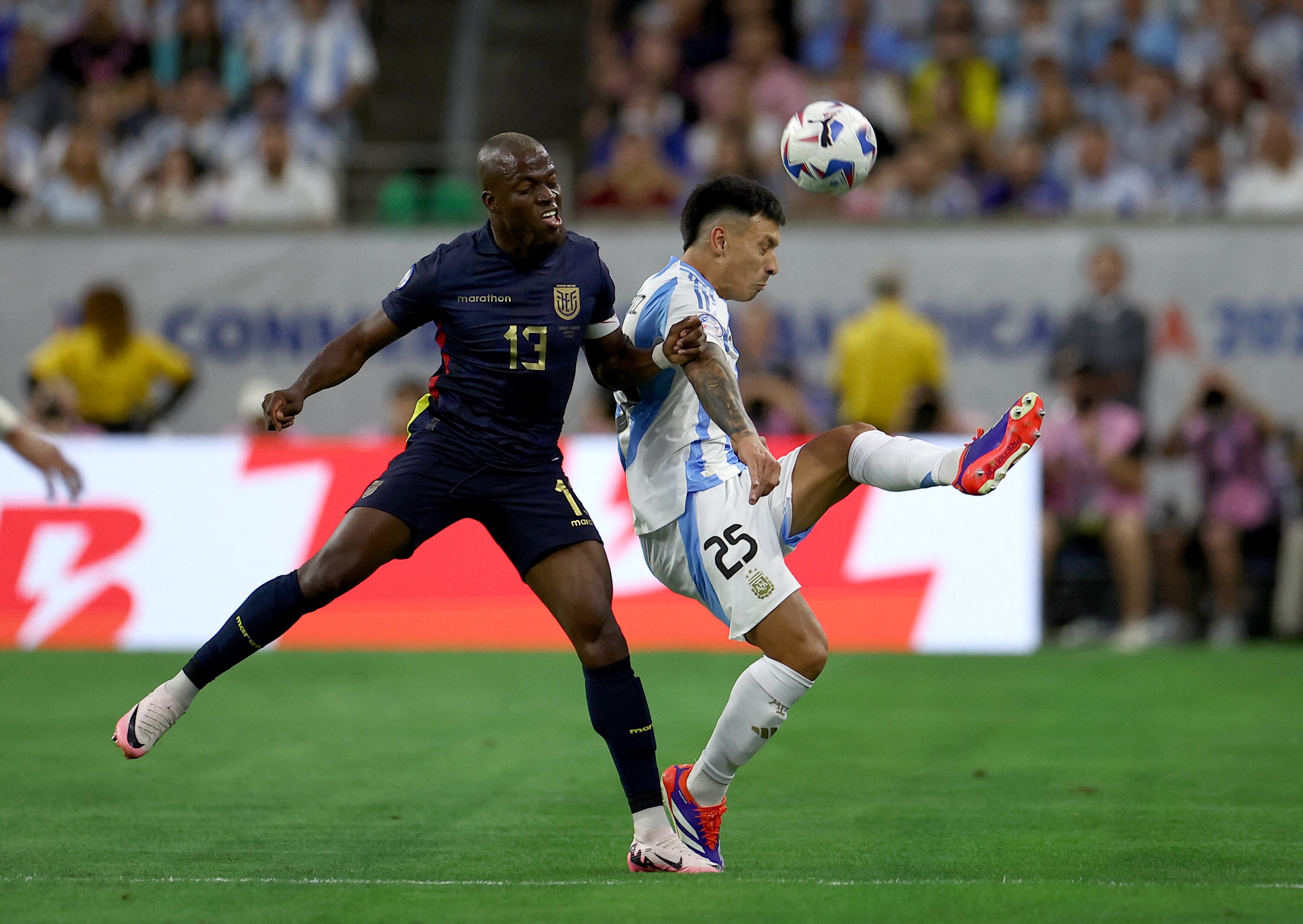 Lisandro Martínez en plena disputa con Enner Valencia 