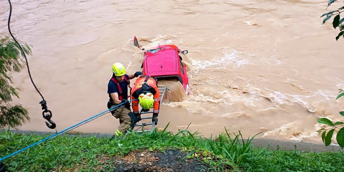 Tres heridos luego de que carro cayó al Río Medellín - crédito @DAGRDMedellin/X