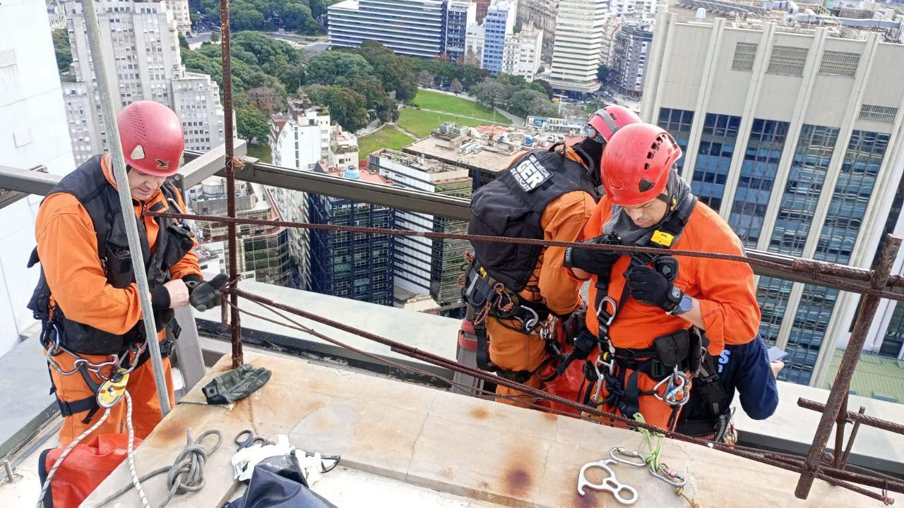 Puerto Madero: así trabajaban los bomberos en la terraza para rescatar al influencer polaco