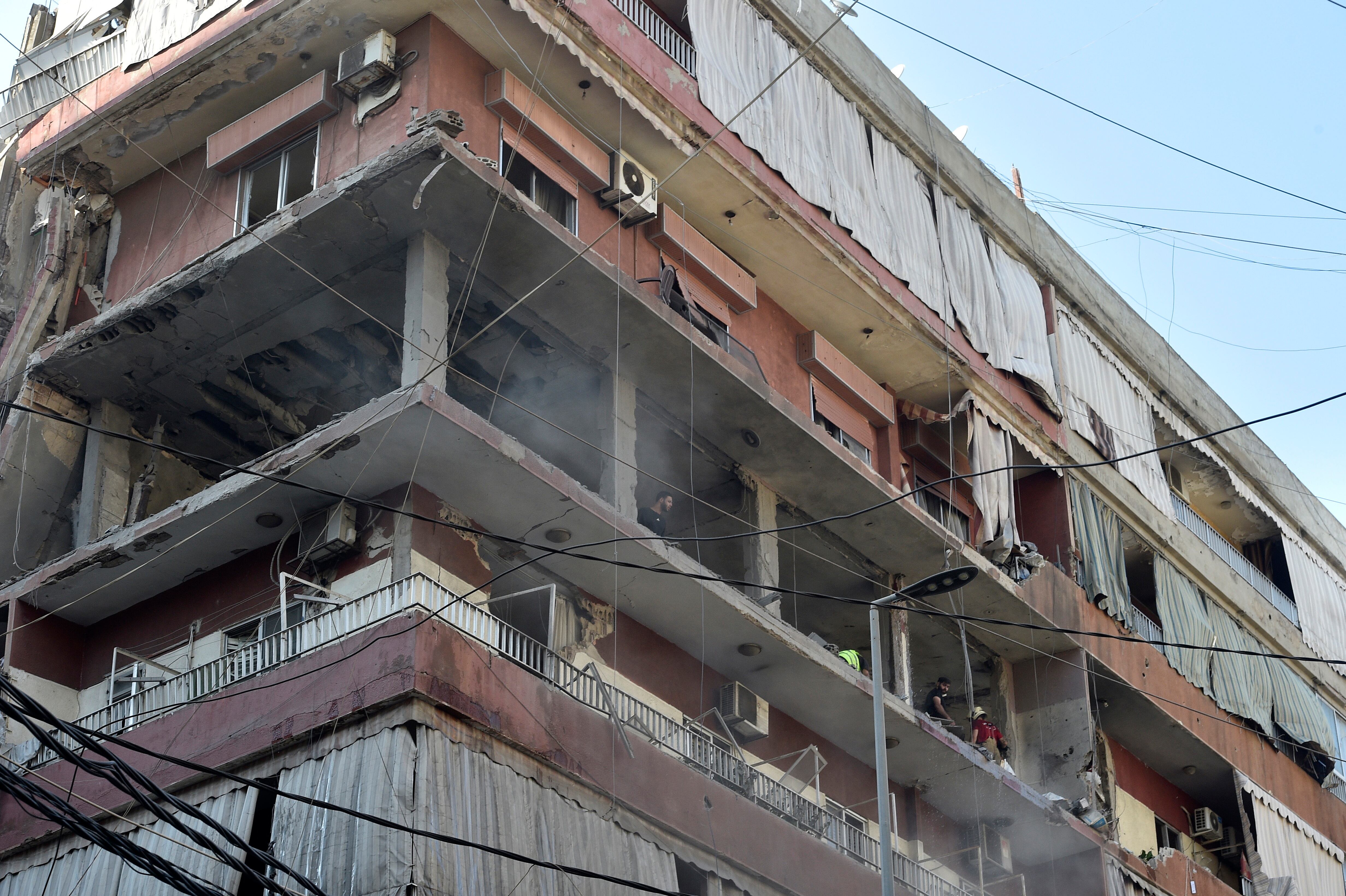 Los rescatistas trabajan en un edificio residencial después de un ataque militar israelí, en la zona de Ghobeiry, en el sur de Beirut, Líbano, el 24 de septiembre de 2024. EFE/EPA/WAEL HAMZEH
