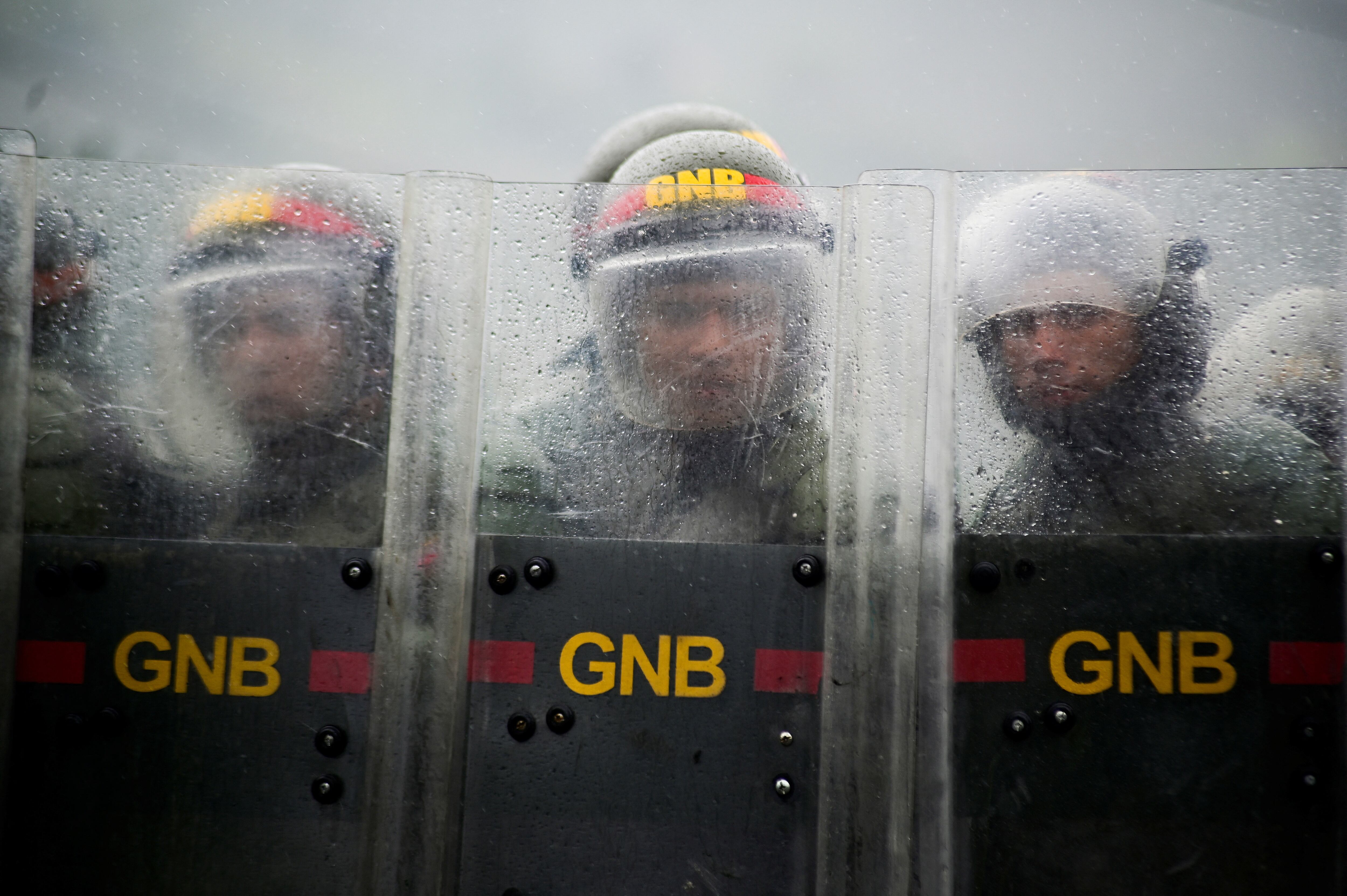 La policía del régimen chavista comenzó a utilizar gases lacrimógenos (REUTERS/Maxwell Briceno)