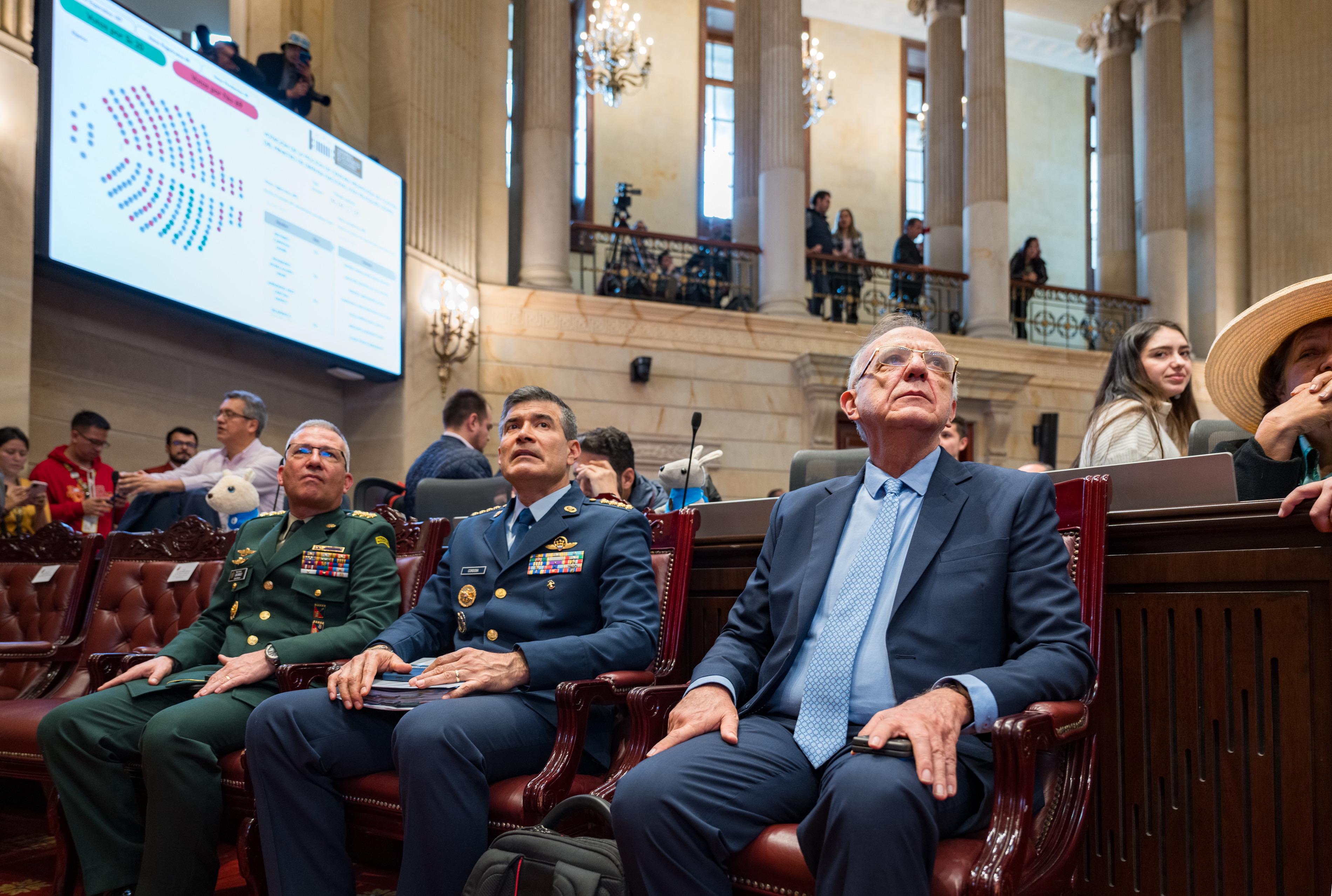 El ministro de Defensa, junto con el comandante de la Armada y el Ejército, recibieron la votación de la moción de censura en la Cámara de Representantes