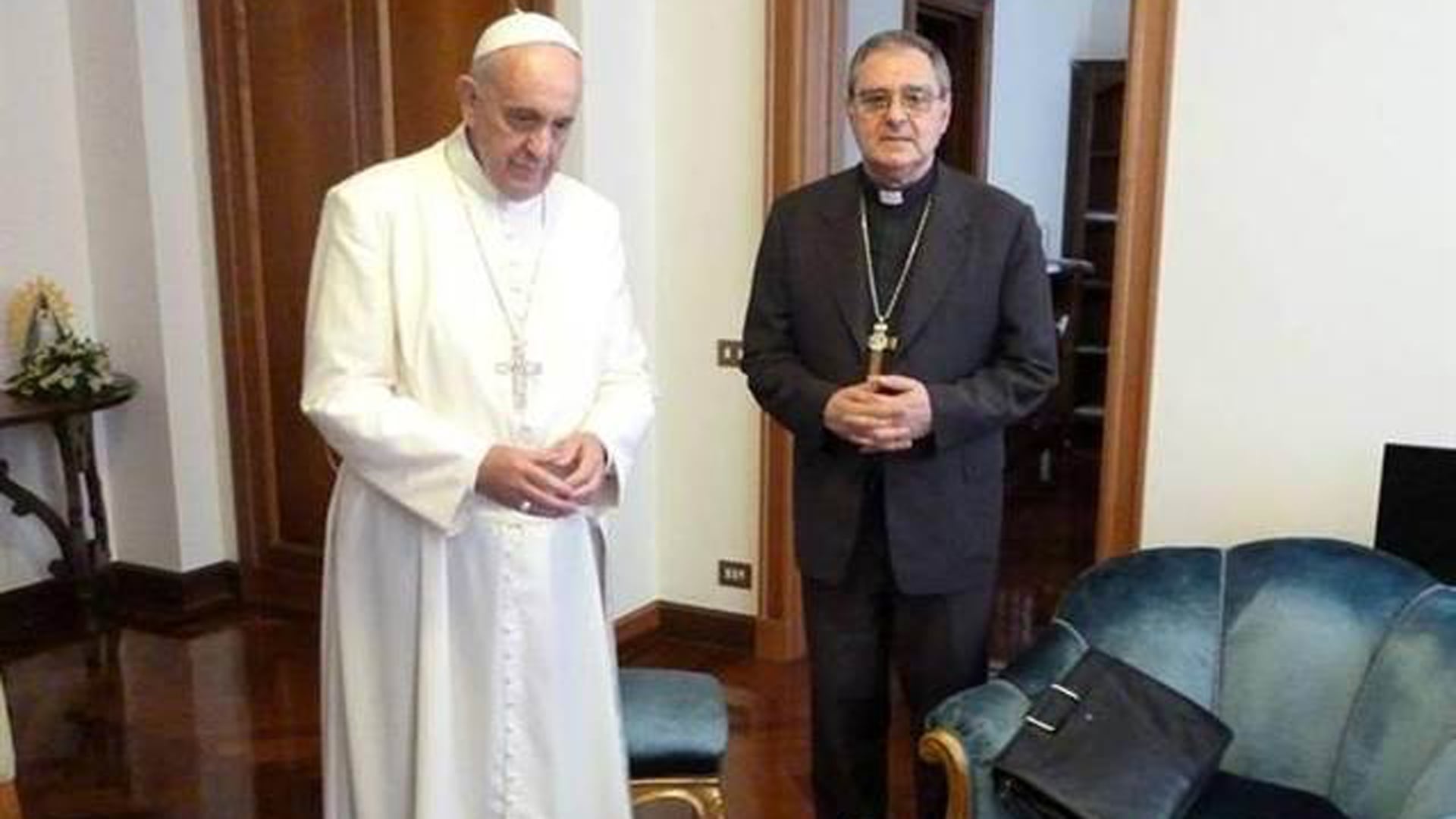 El Papa Francisco con monseñor Oscar Ojea, presidente la Conferencia Episcopal Argentina (CEA) (Foto: Archivo)