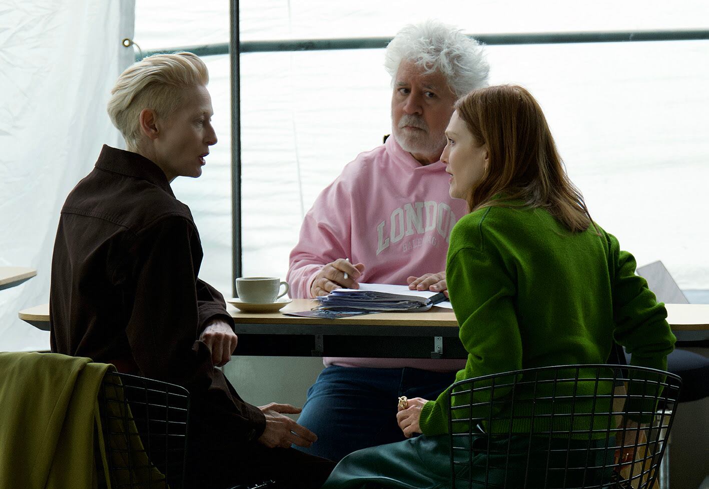 Tilda Swinton, Julianne Moore y Pedro Almodóvar en el rodaje de 'La habitación de al lado' (Iglesias Más)