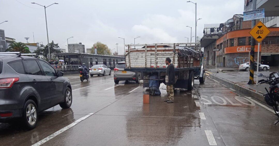 Camión varado en la localidad de Puente Aranda en la Av. NQS con calle 18 - crédito @BogotaTransito / X