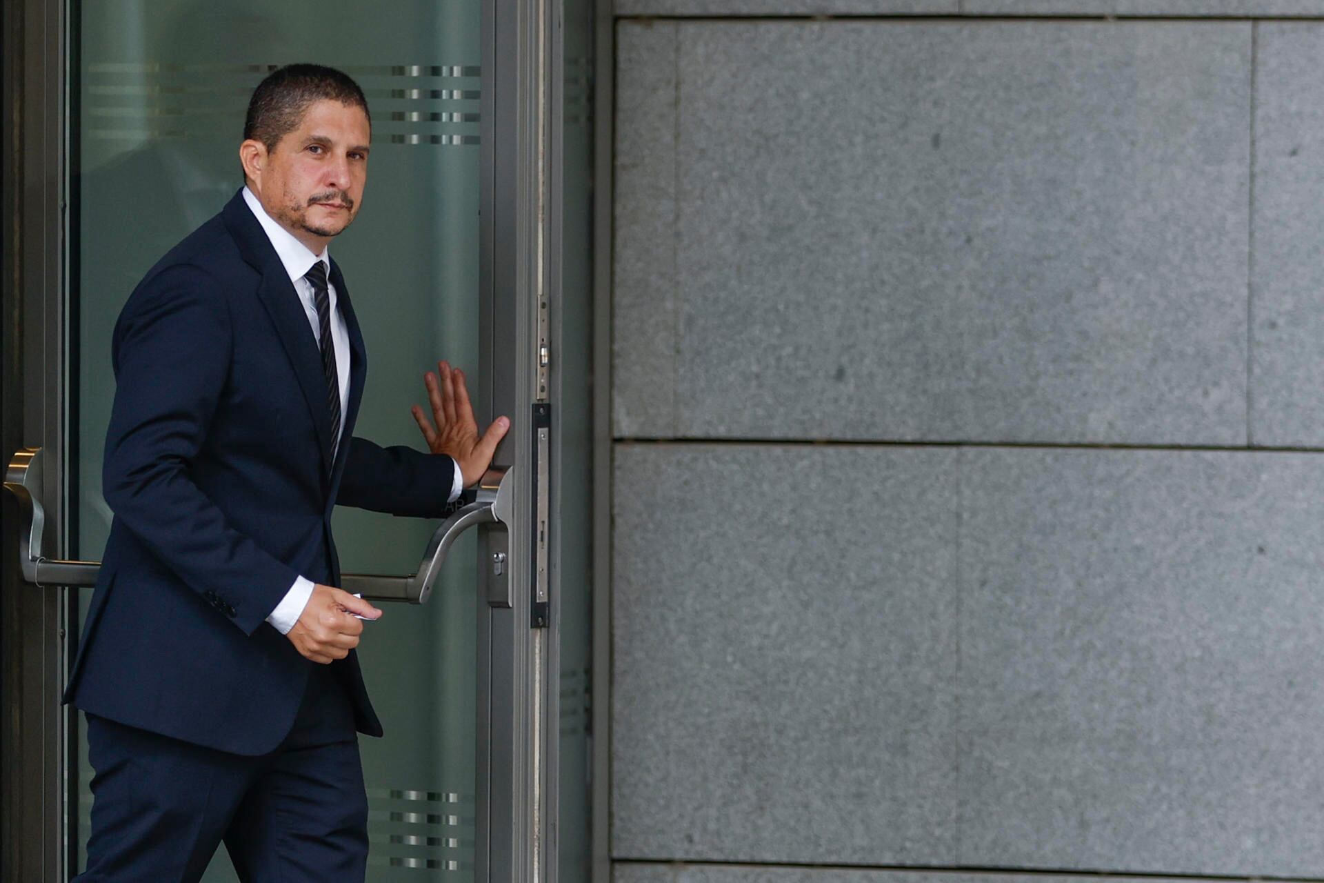 El ex director general de Gestión de Personas de Adif, Michaux Miranda, a su salida de la Audiencia Nacional. (Rodrigo Jiménez/EFE)