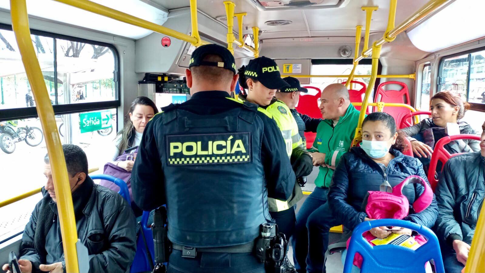 con una aplicación las autoridades pueden determinar si una persona se coló en el sistema de transporte - crédito TransMilenio