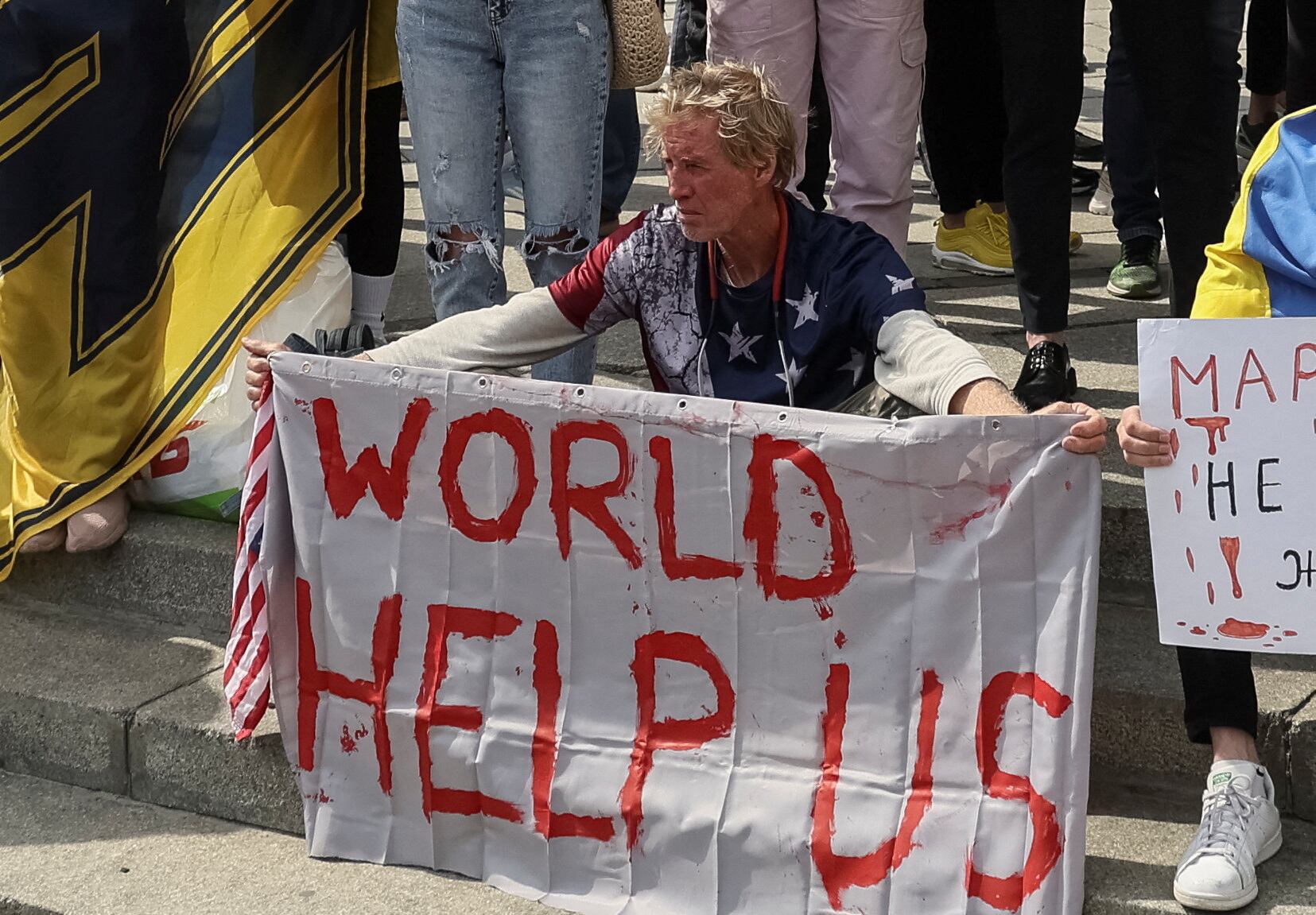 Ryan W. Routh, durante una manifestación para exigir a los líderes internacionales que organicen un corredor humanitario para la evacuación de militares y civiles ucranianos de Mariupol, en medio de la invasión rusa de Ucrania, en el centro de Kiev, Ucrania, el 3 de mayo de 2022. REUTERS/Gleb Garanich/Foto de archivo