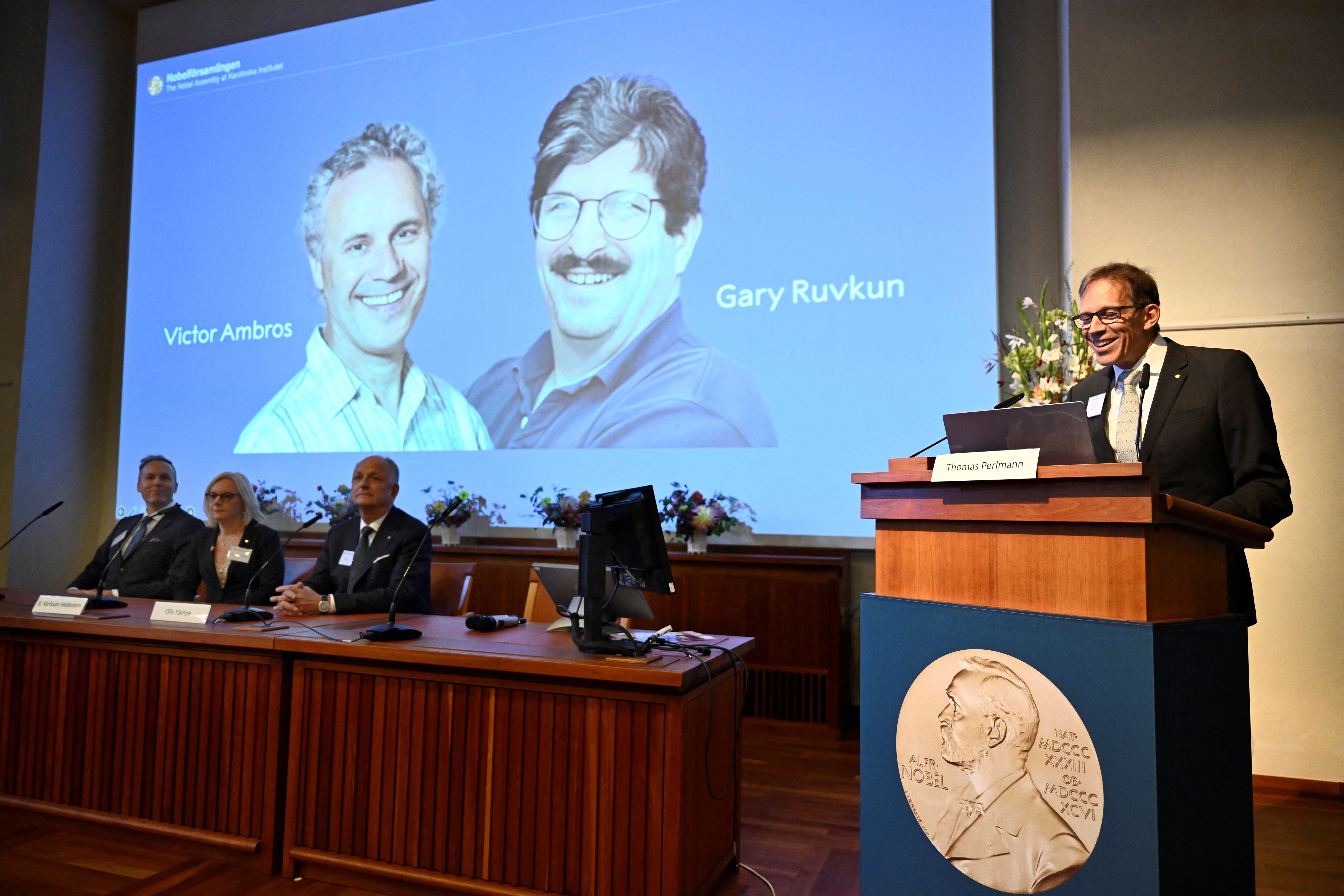 Los hallazgos de Victor Ambros y Gary Ruvkun  “están demostrando ser de importancia fundamental en cómo se desarrollan y funcionan los organismos”, indicó la Asamblea del Nobel en su anuncio oficial (Christine Olsson/TT News Agency/via REUTERS )