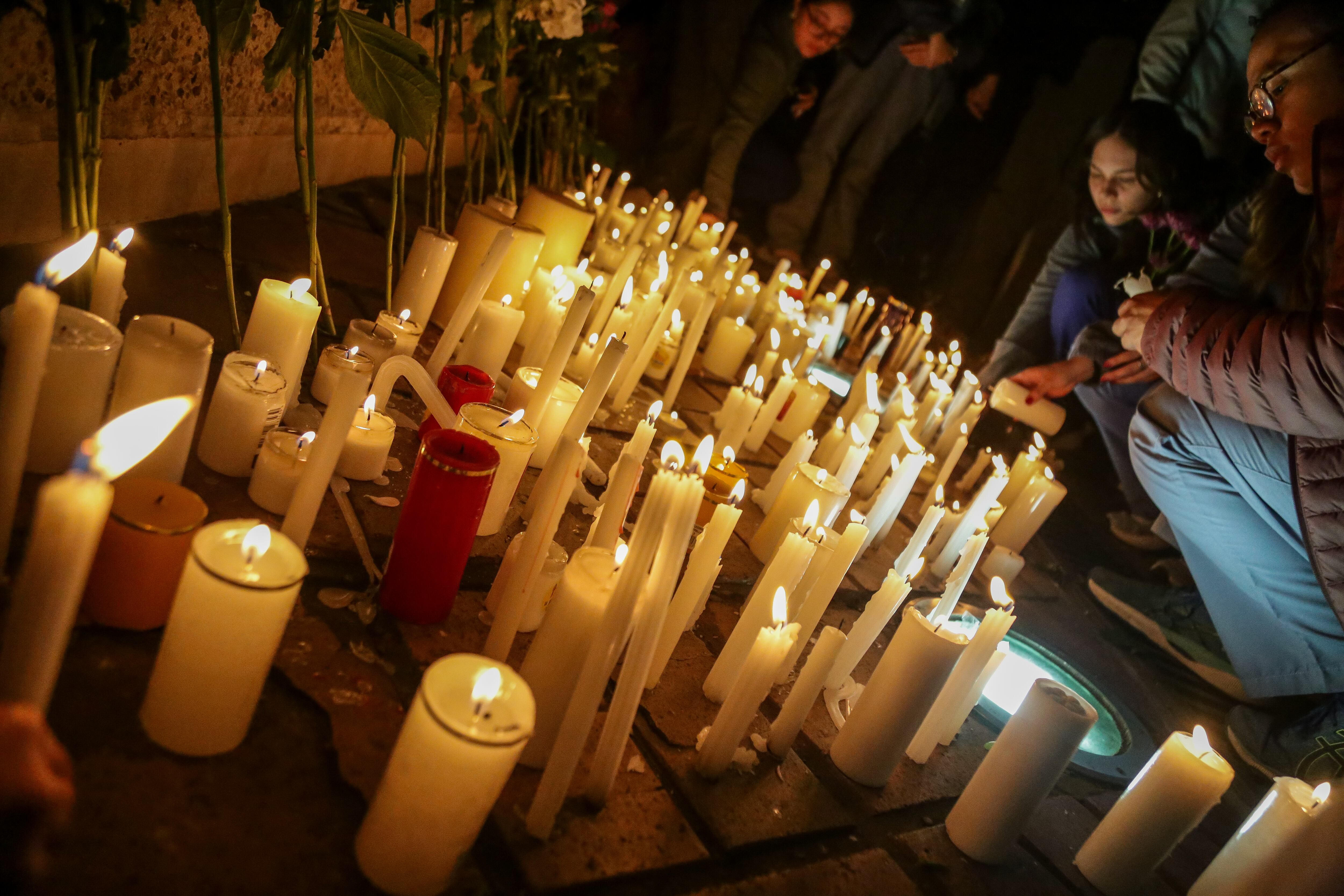 Bogotá. Julio 22 de 2024. En la plazoleta de la Universidad Javeriana se realiza velatón en memoria de  la residente en medicina Catalina Gutiérrez. (Colprensa - Catalina Olaya)