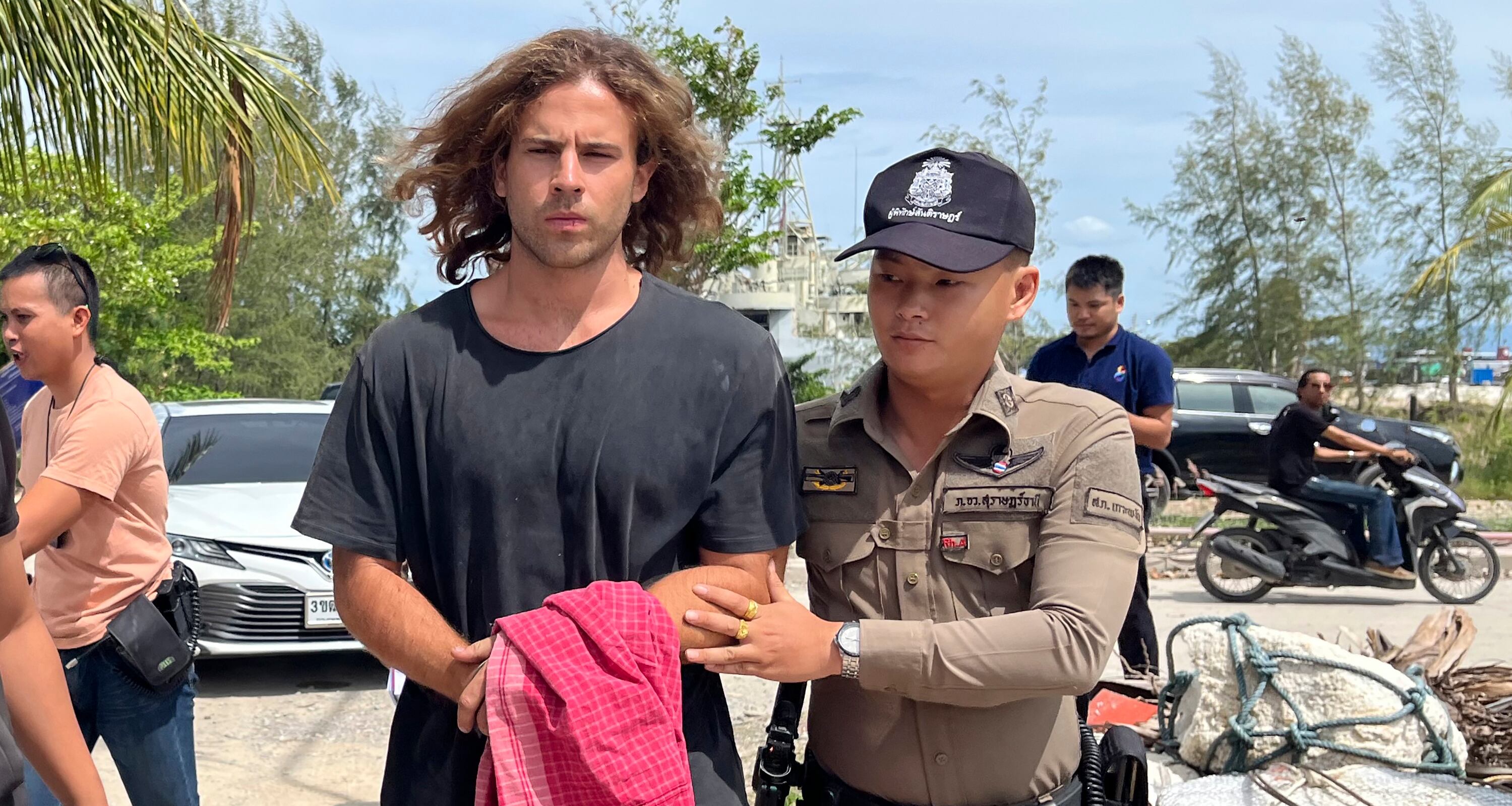 En esta imagen de archivo, un policía tailandés escolta al español Daniel Sancho Bronchalo, sospechoso de asesinar y descuartizar a un cirujano, de la isla de Koh Phagnan a la de Koh Samui, en el sur de Tailandia, el 7 de agosto de 2023. (AP Foto/Somkeat Ruksaman, archivo)