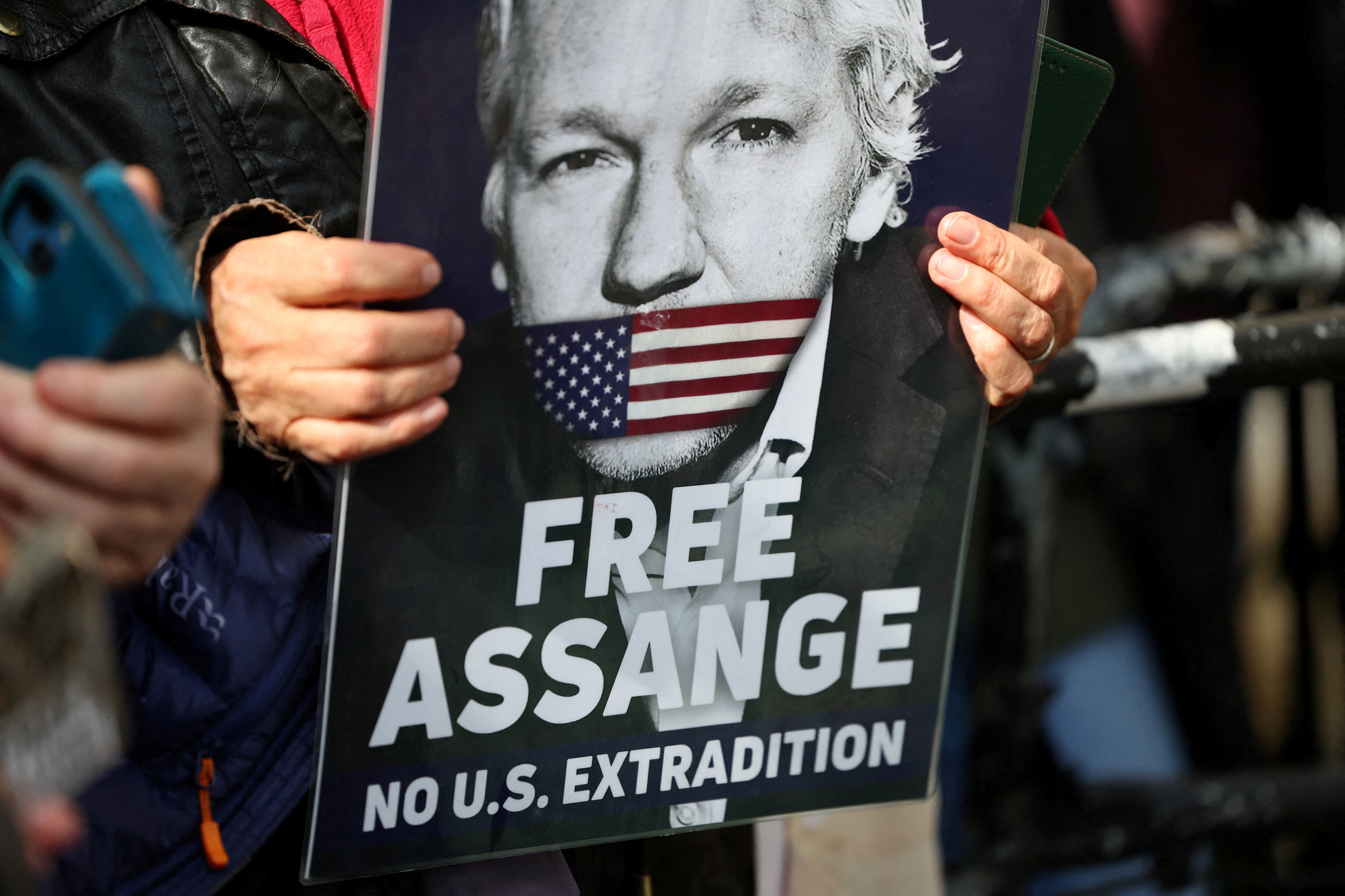 Assange se hizo famoso por revelar secretos gubernamentales a través de WikiLeaks. (REUTERS/Toby Melville)