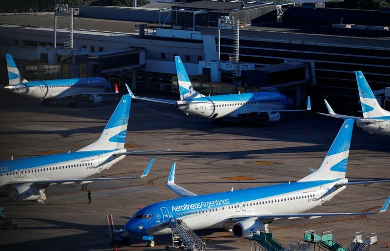 Aviones de Aerolíneas Argentinas se ven estacionados en el aeropuerto nacional Jorge Newbery en Buenos Aires, Argentina,  29 de abril de 2020. REUTERS/Agustin Marcarian