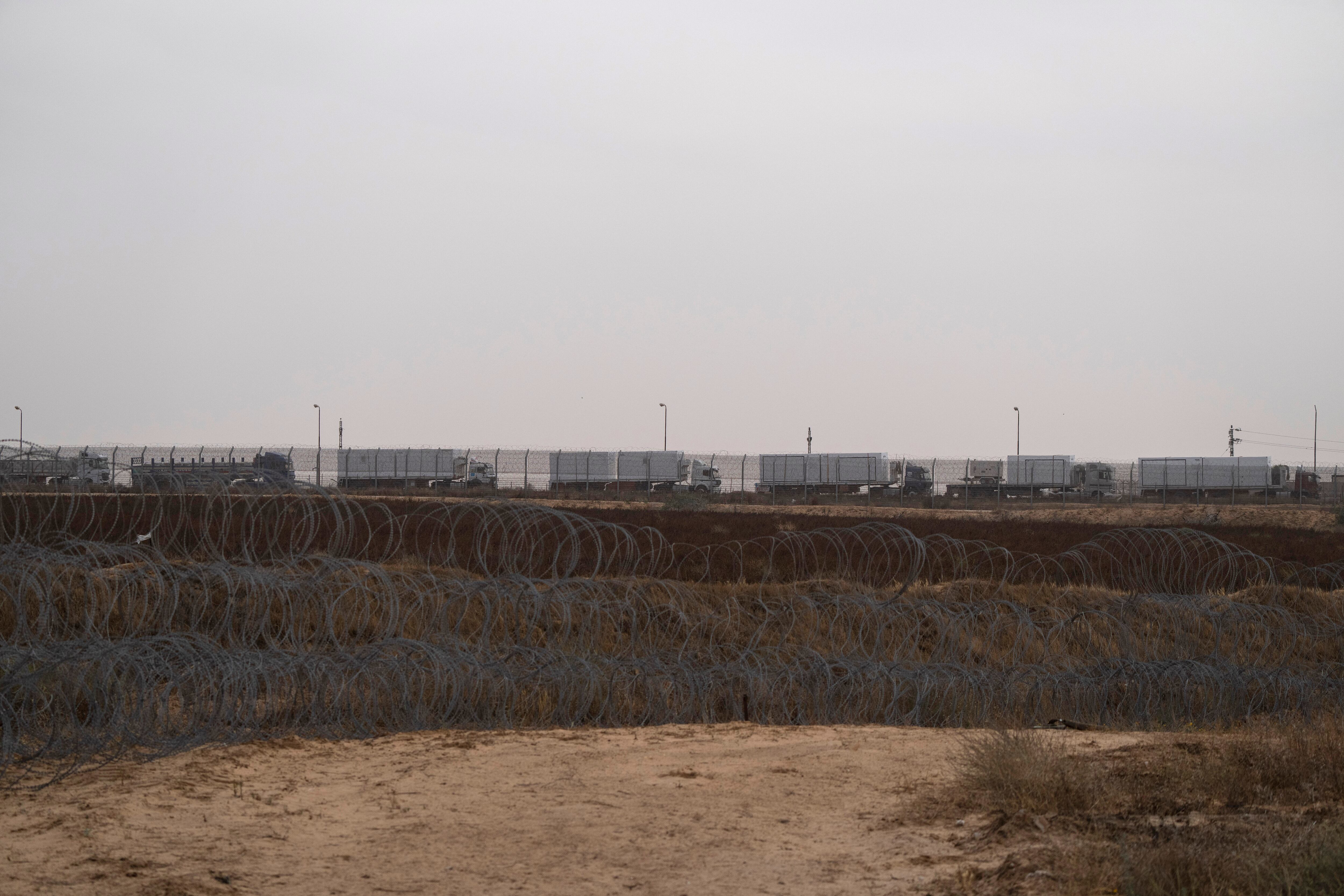 Camiones con ayuda humanitaria en el cruce Kerem Shalom, cerca de la Franja de Gaza, el 25 de abril del 2024. (Foto AP/Leo Correa)