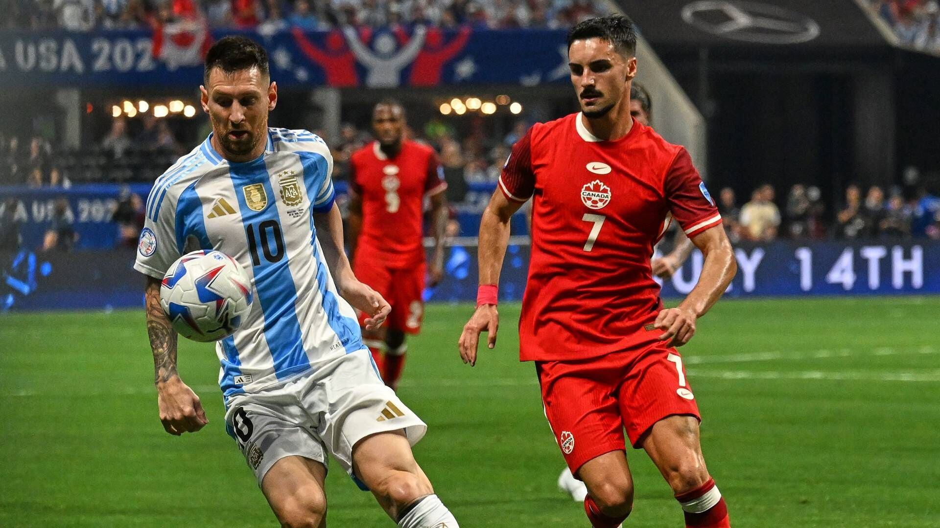 Leo Messi controlando una pelota ante la marca de Stephen Eustaquio. - Crédito: AFP