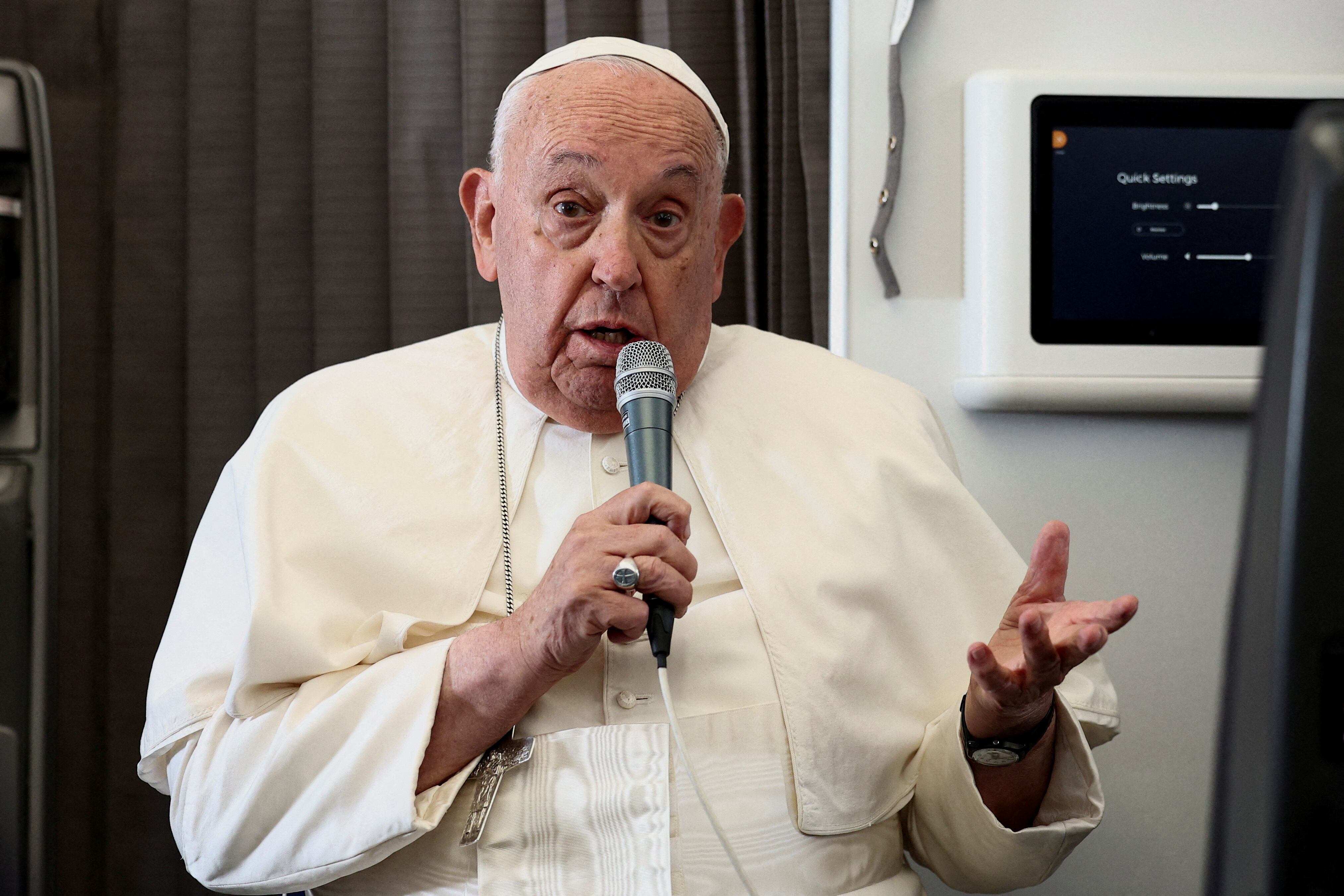 El papa Francisco ofreció una rueda de prensa a bordo del avión papal en su vuelo de regreso tras su viaje de 12 días por el Sudeste Asiático y Oceanía   (REUTERS/Guglielmo Mangiapane)