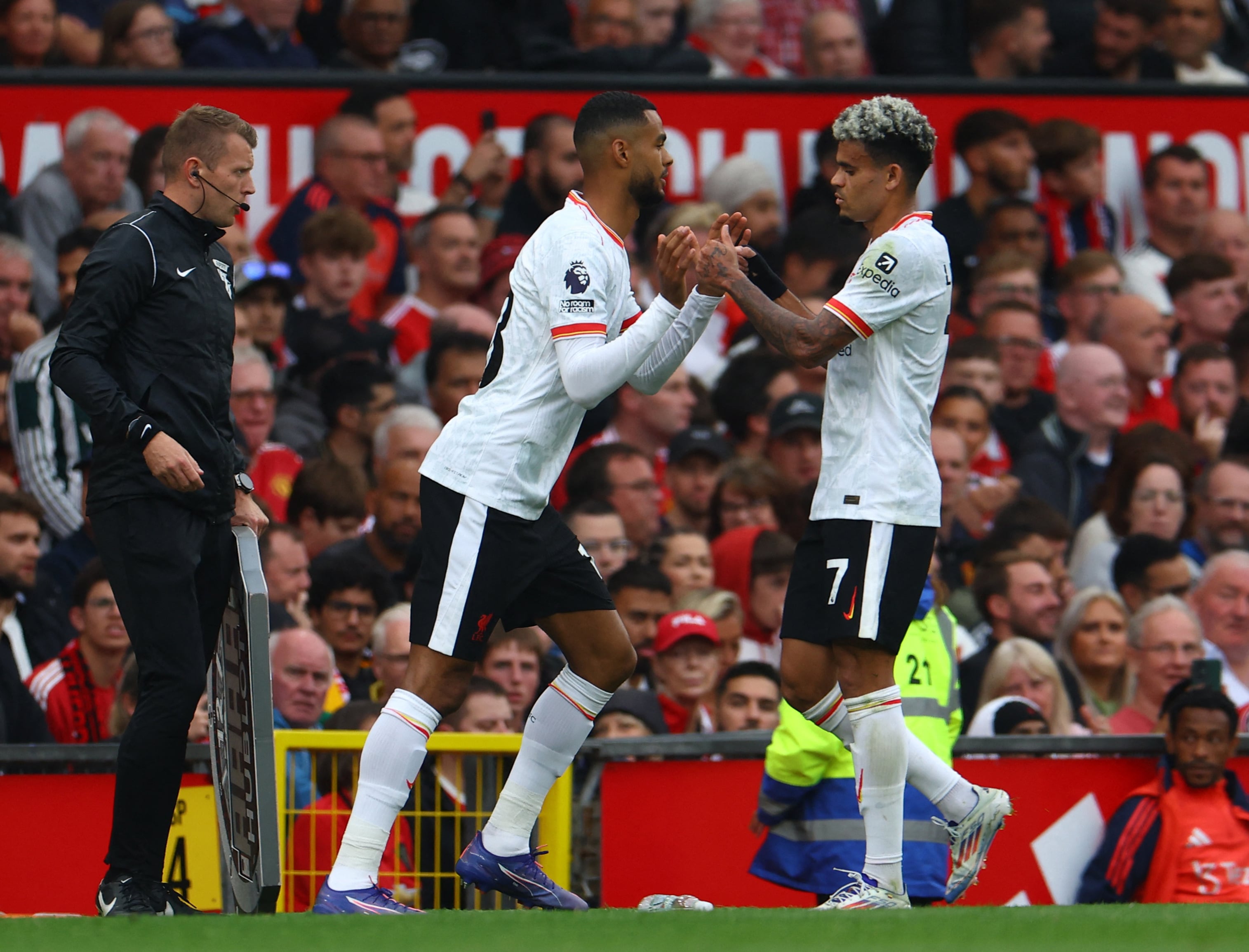 El momento donde Cody Gakpo reemplazó a Luis Diaz en el clásico de Inglaterra donde ganó Liverpool por 3-0 en Old Trafford - crédito Molly Darlington / REUTERS