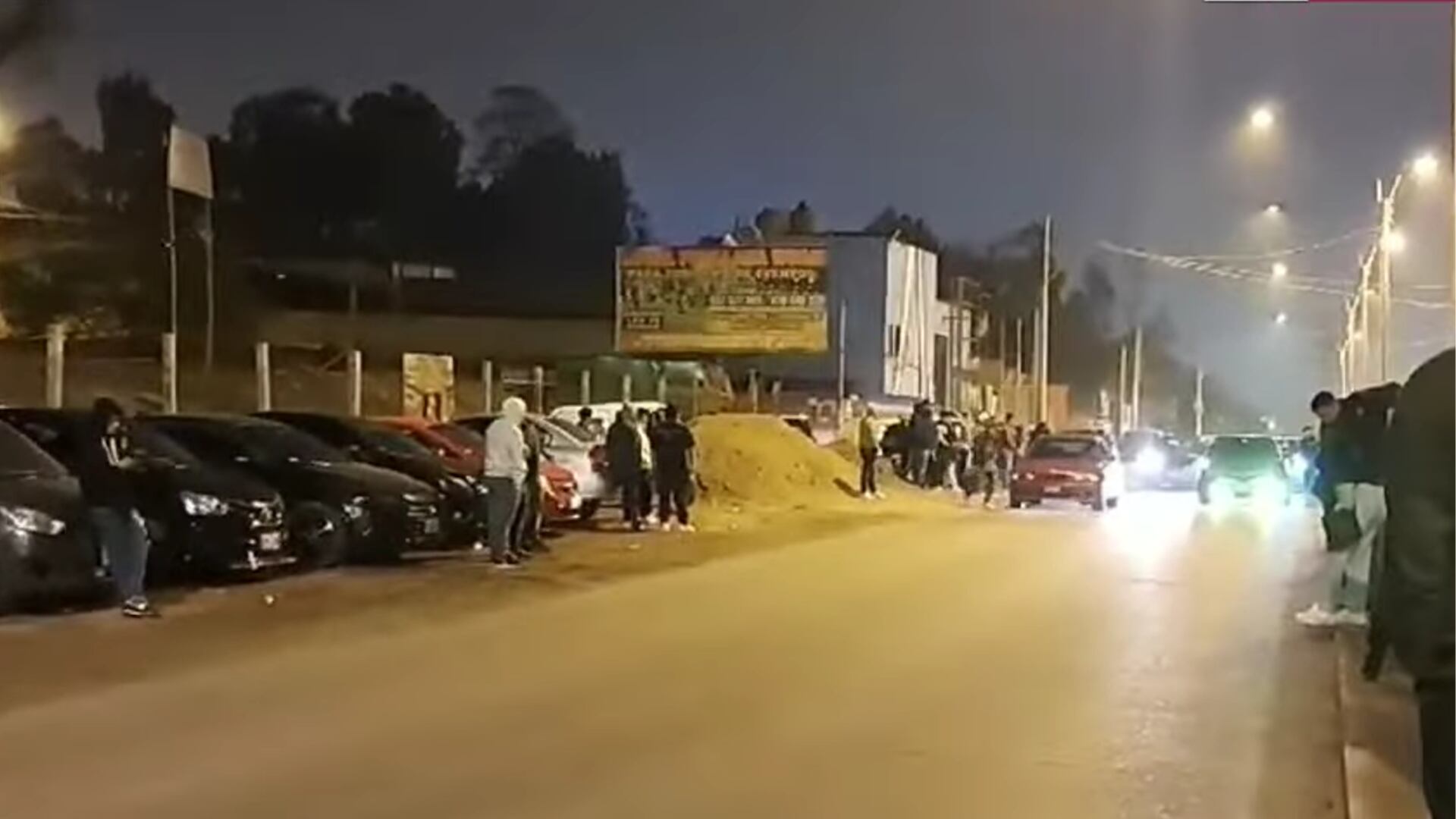 Los asistentes se reunen hasta altas horas de la noche. (Foto: Captura)