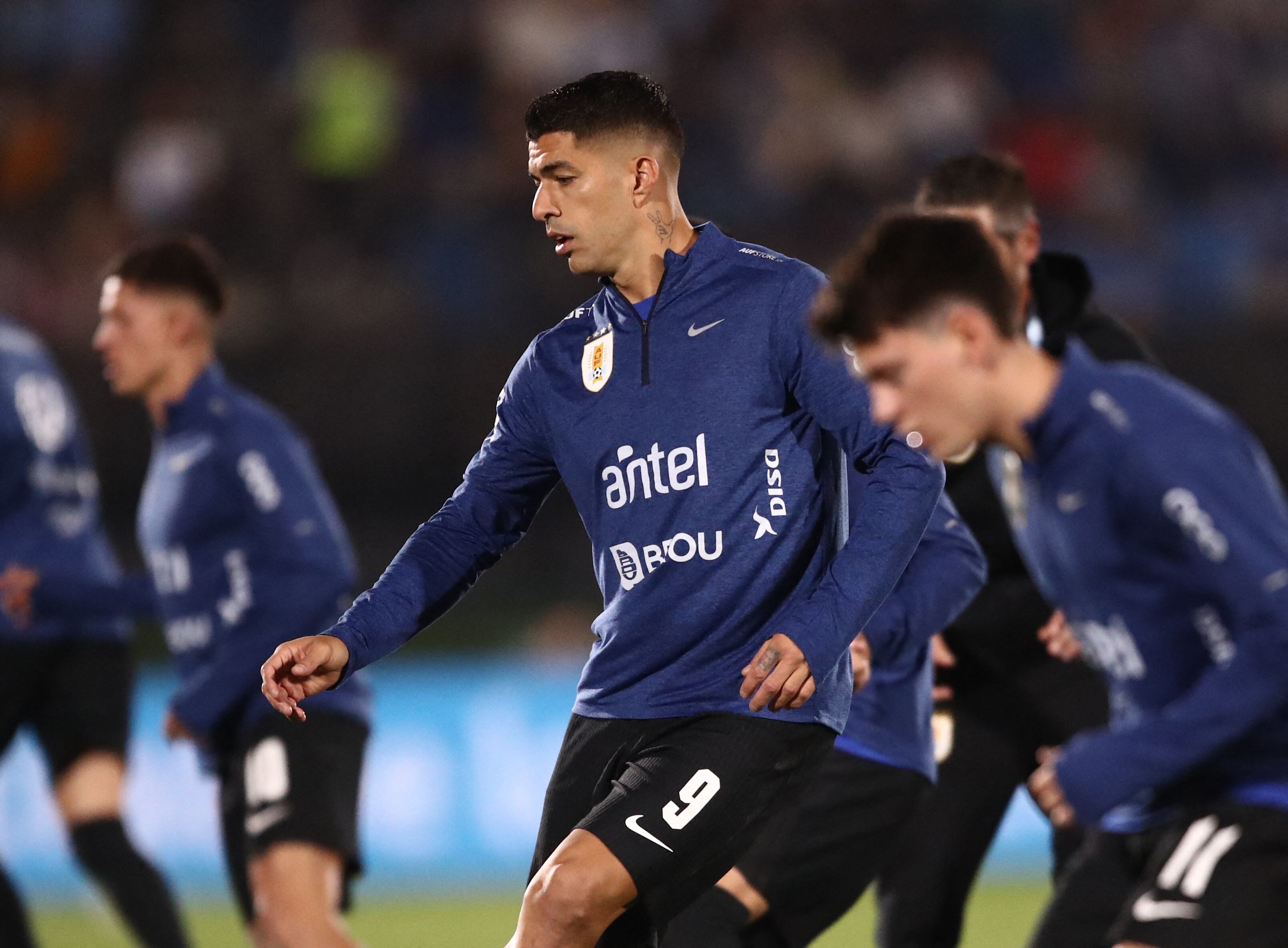 Luis Suárez realiza la entrada en calor en su último partido como futbolista de la selección uruguaya (REUTERS/Mariana Greif)